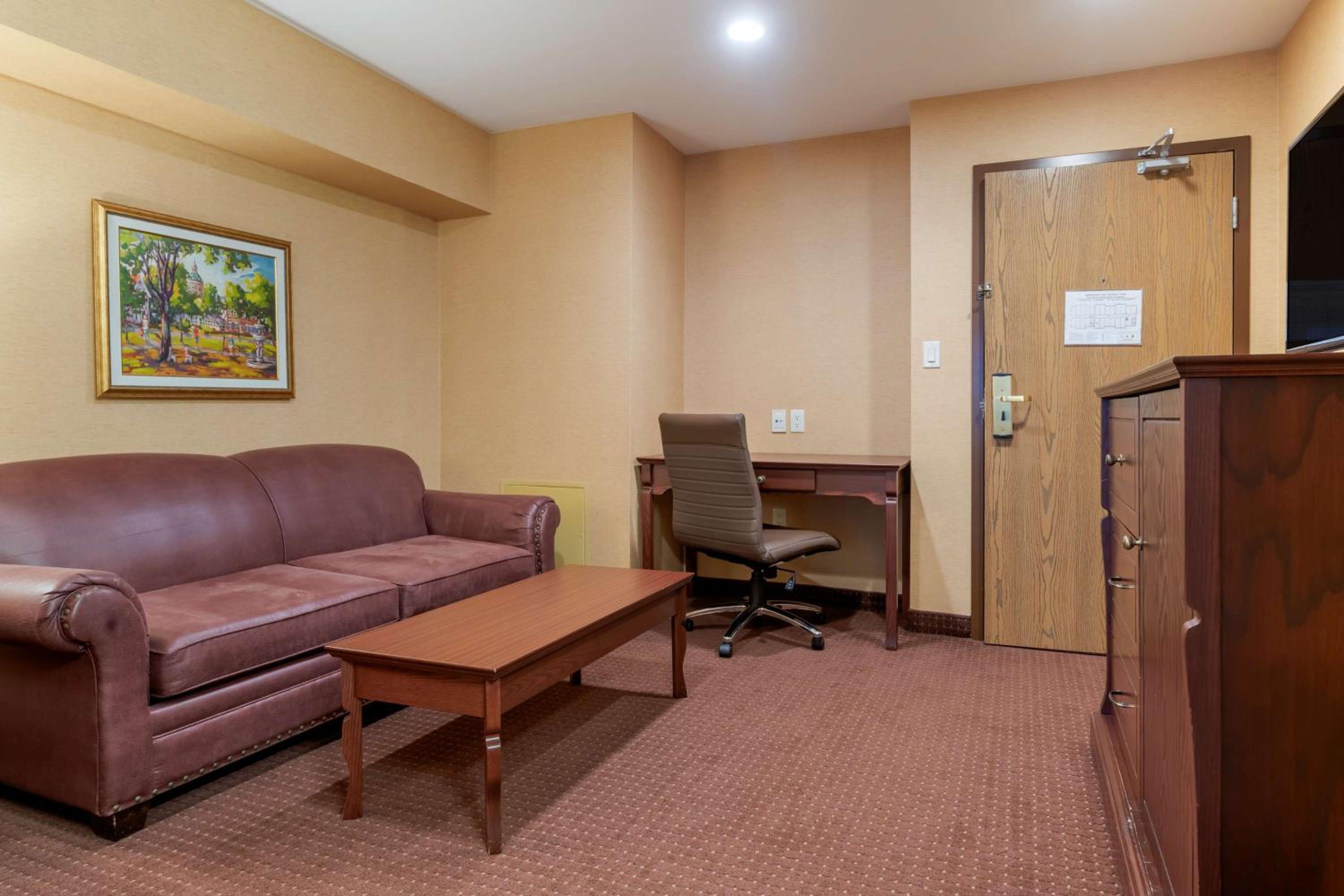 King Suite with Sofa Bed, Kitchenette, Sitting Area and Rain Shower - Non-Smoking - Photo 1