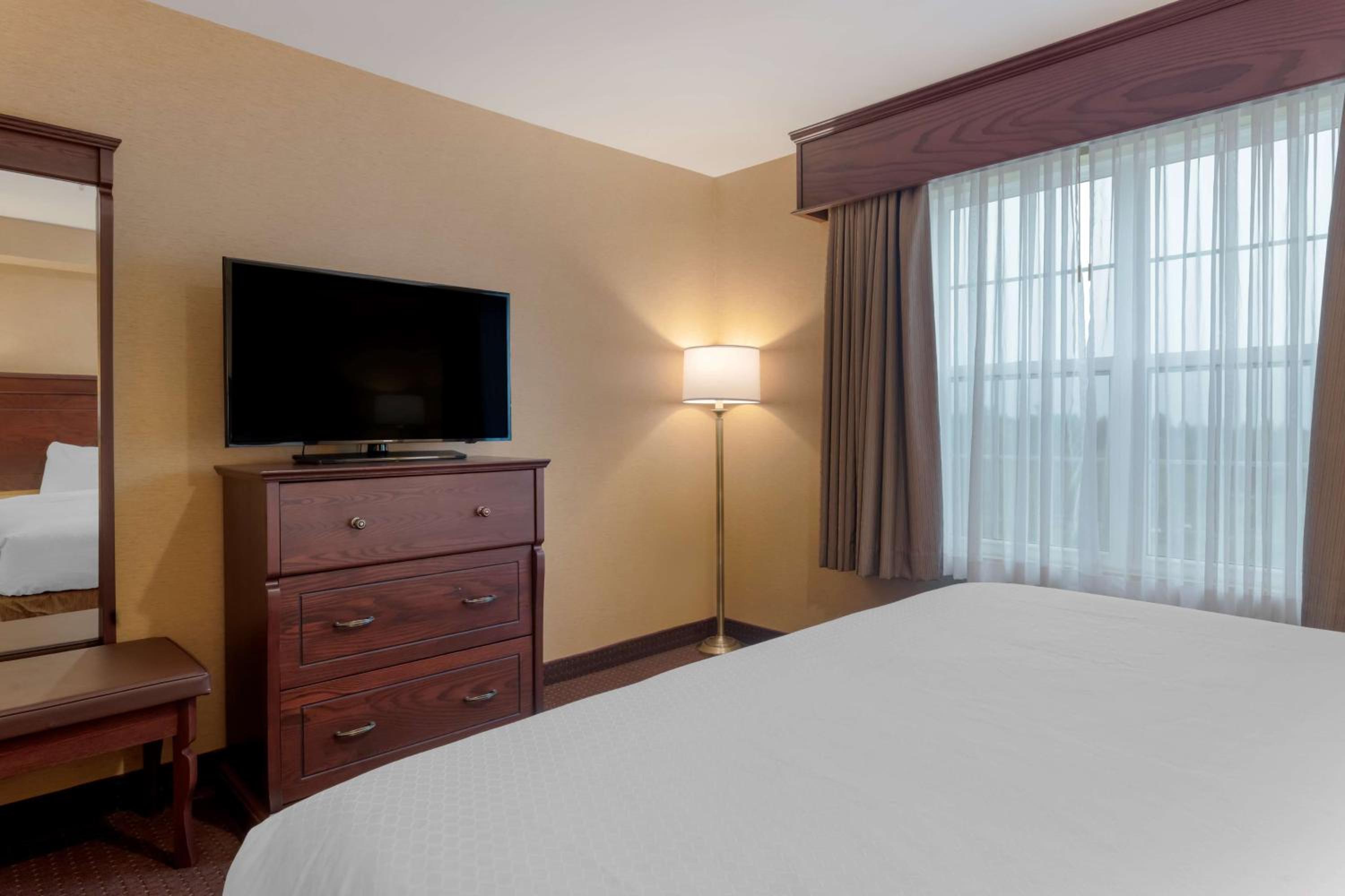 King Suite with Sofa Bed and Fireplace - Non-Smoking  - Photo 2