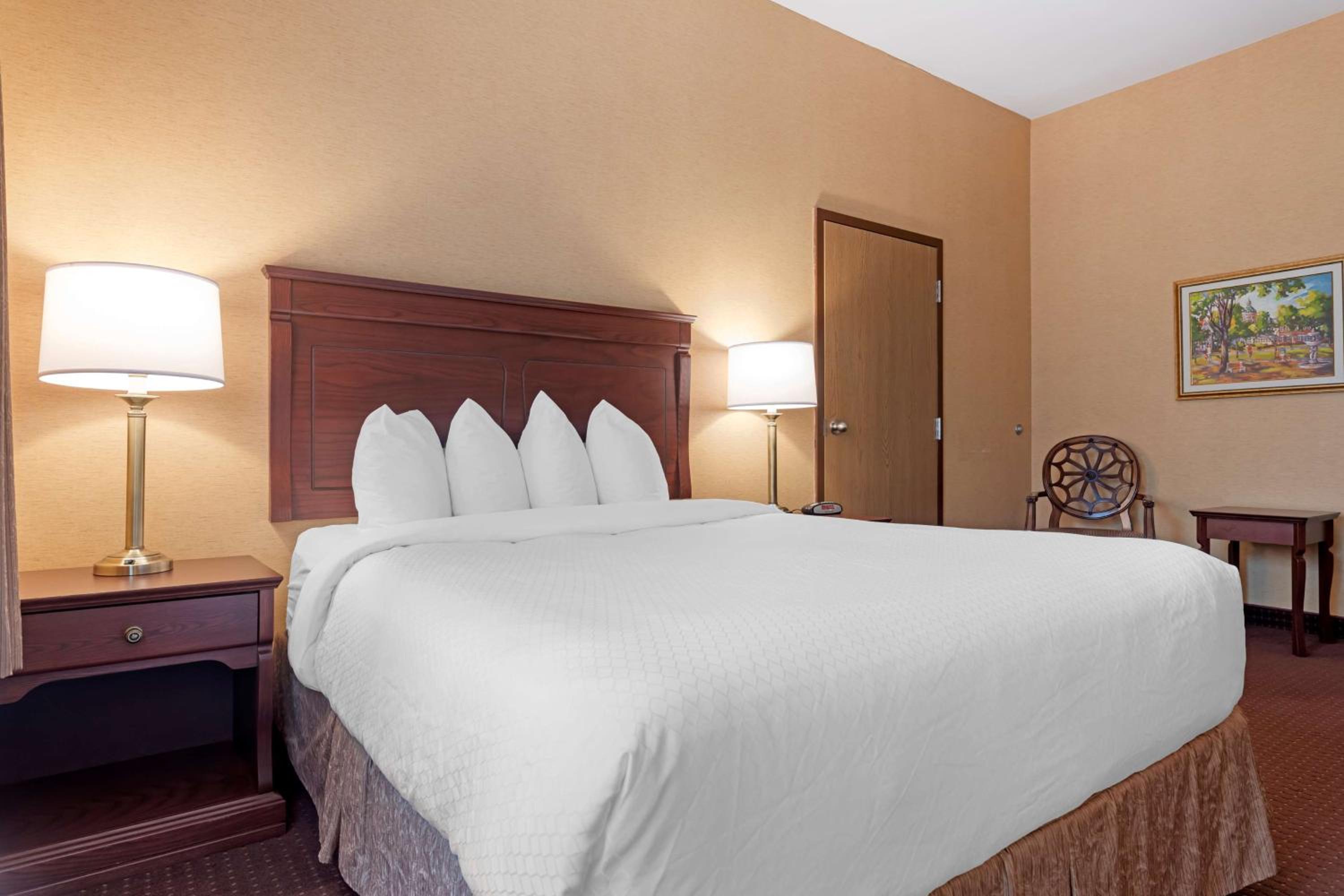 Queen Room with Roll-In Shower - Disability Access/Non-Smoking - Photo 2