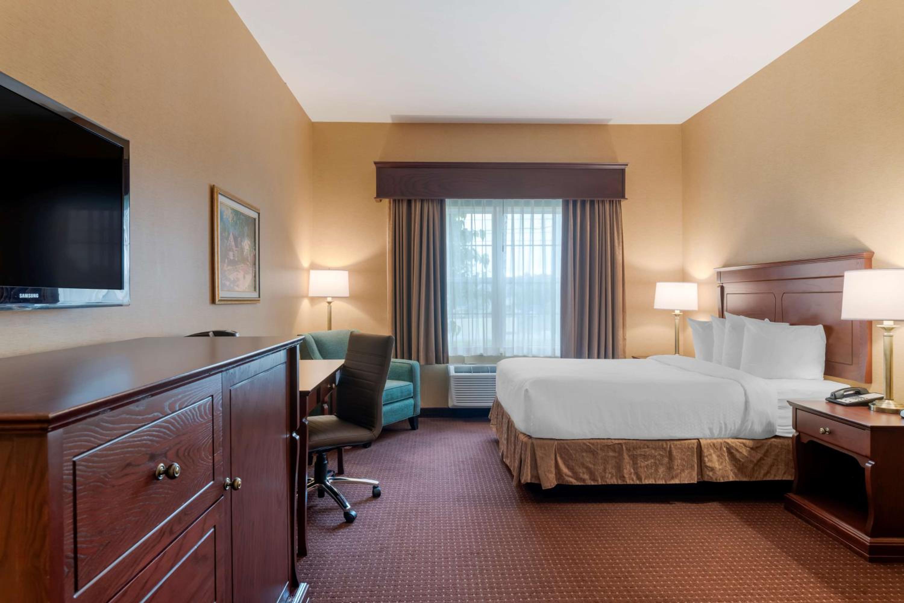 King Suite with Sofa Bed, Fireplace, Sitting Area and Rain Shower - Non-Smoking - Photo 1