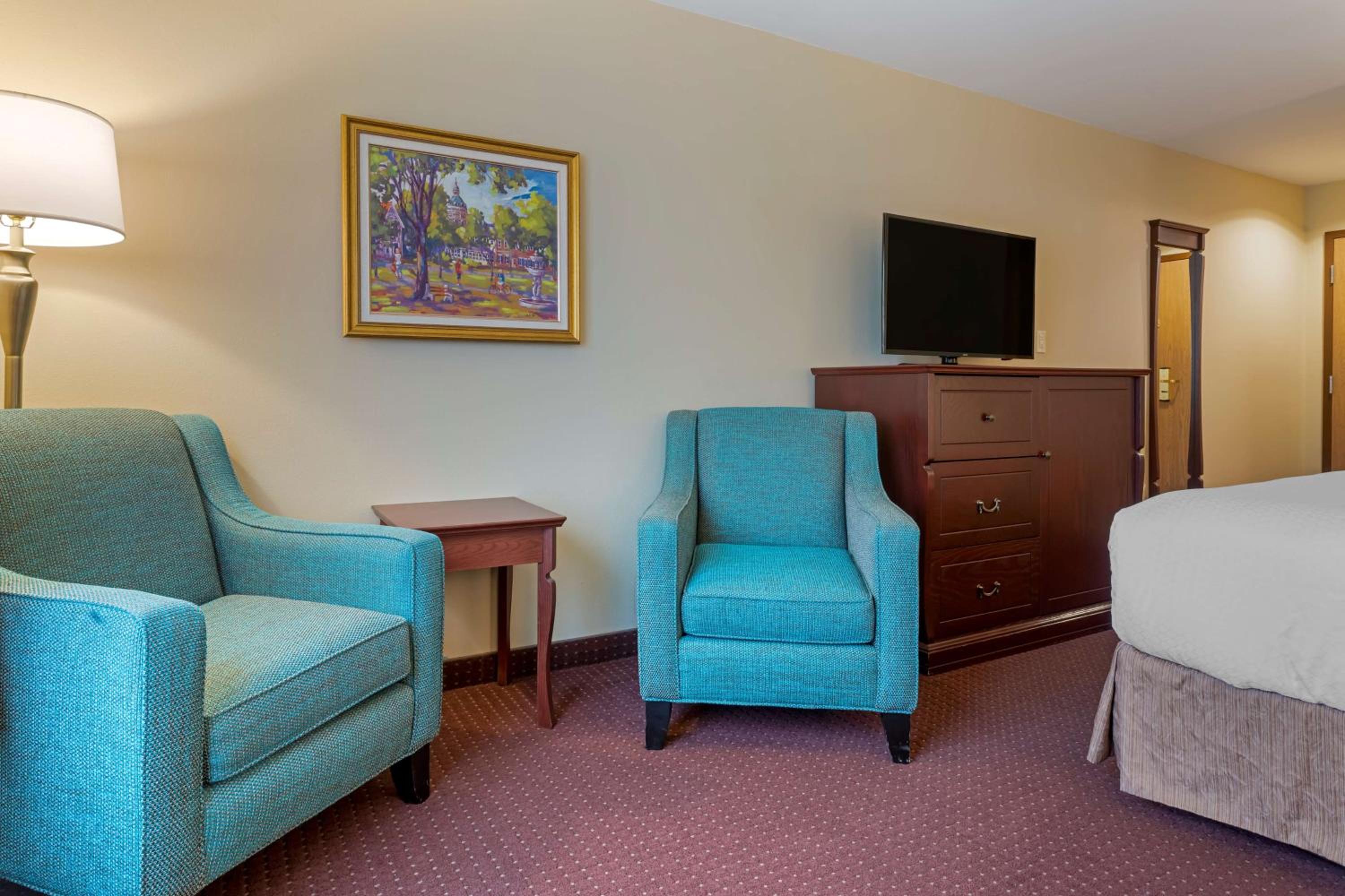 One-Bedroom King Suite with Sofa Bed and Rain Shower - Non-Smoking - Photo 2