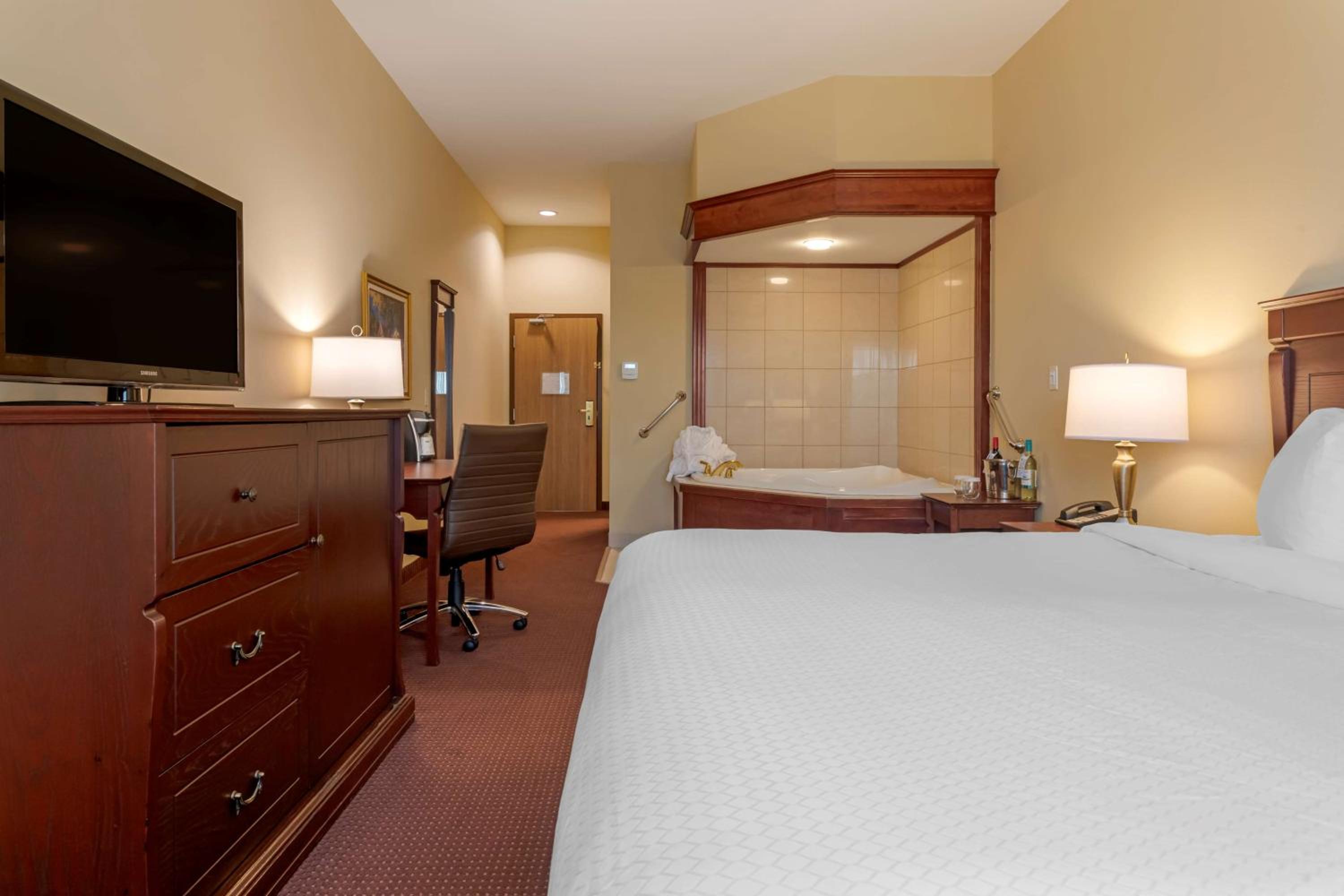 King Suite with Whirlpool - Non-Smoking