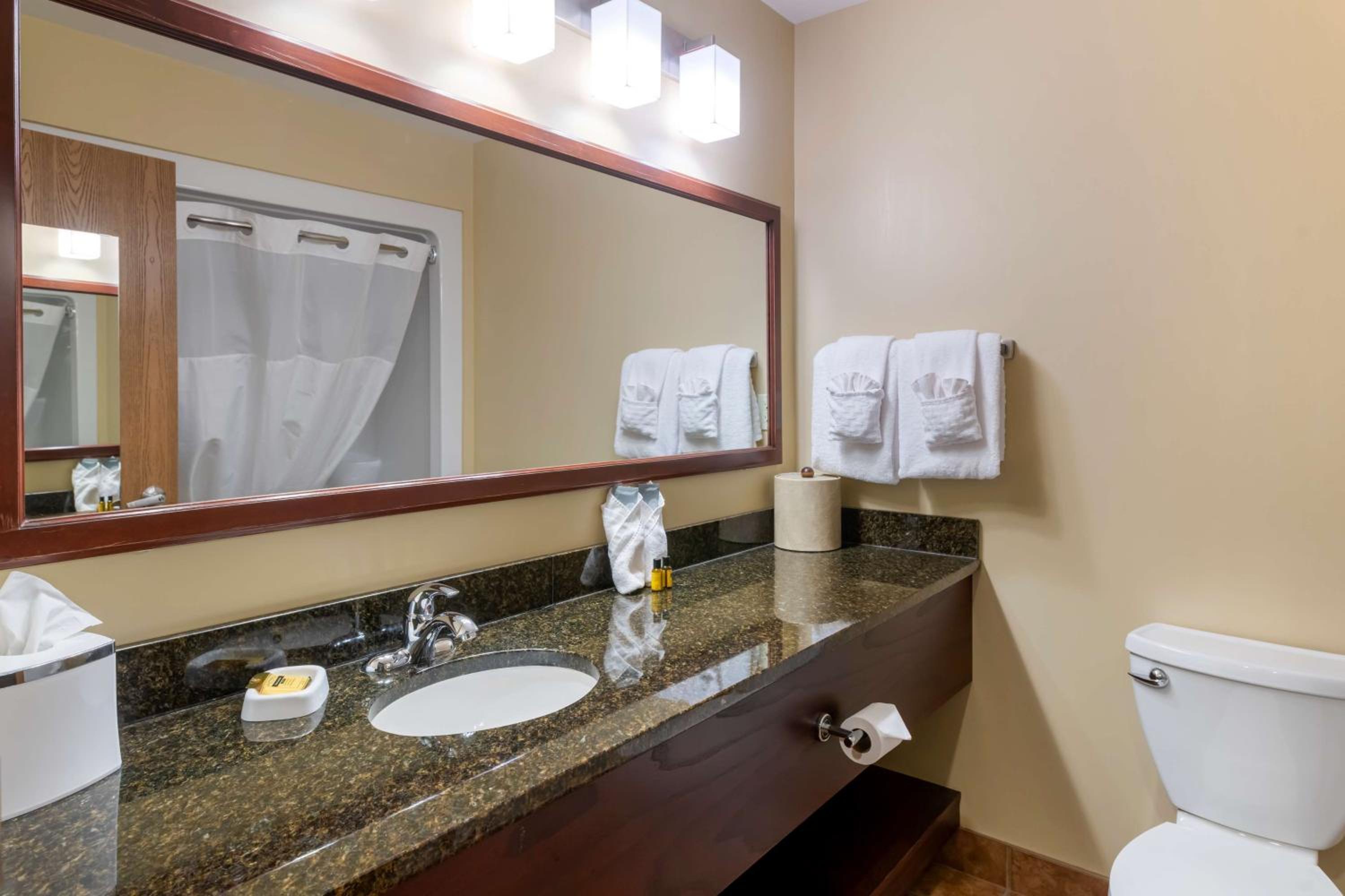 Queen Room with Two Queen Beds and Kitchenette - Photo 4