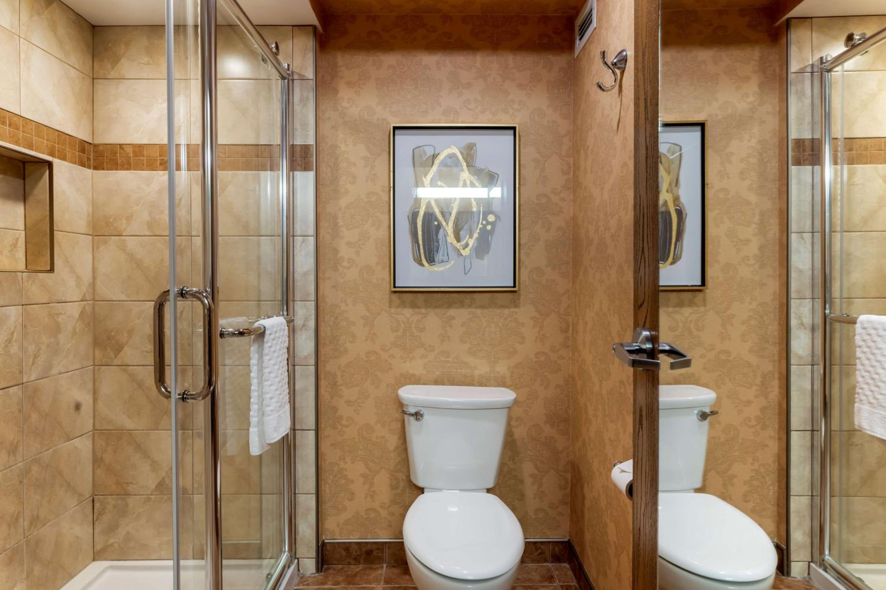 One-Bedroom King Suite with Sofa Bed and Rain Shower - Non-Smoking - Photo 5