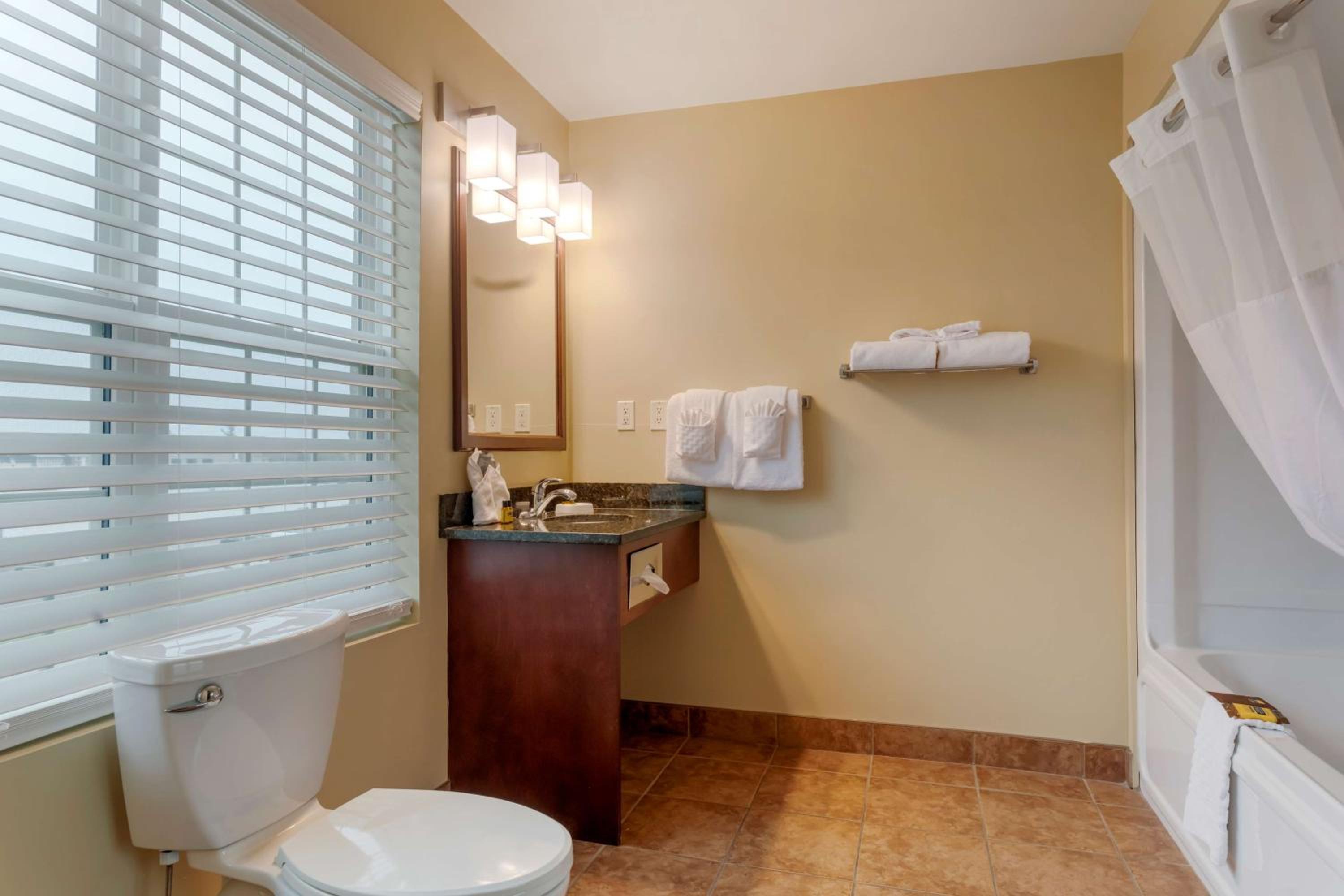 Queen Suite with Two Queen Beds - Non-Smoking - Photo 4