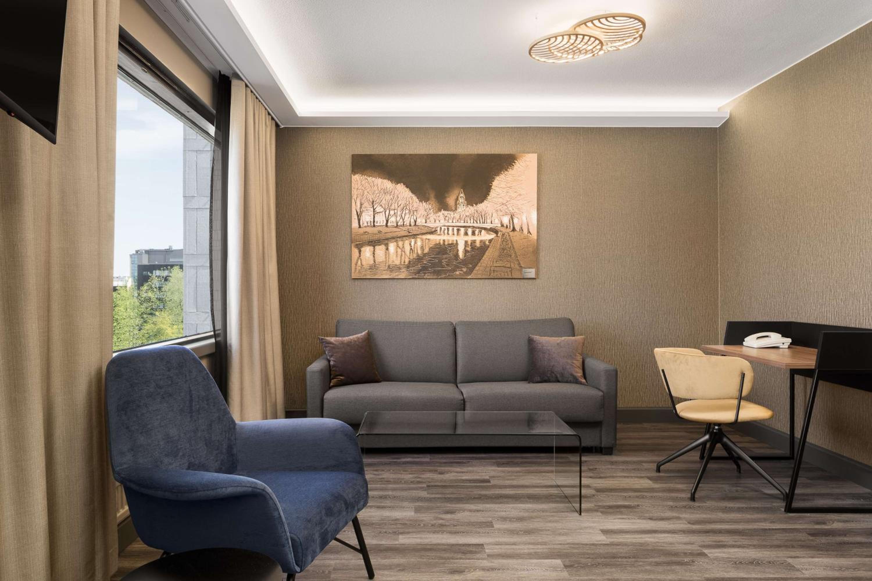 Family Room photo 3