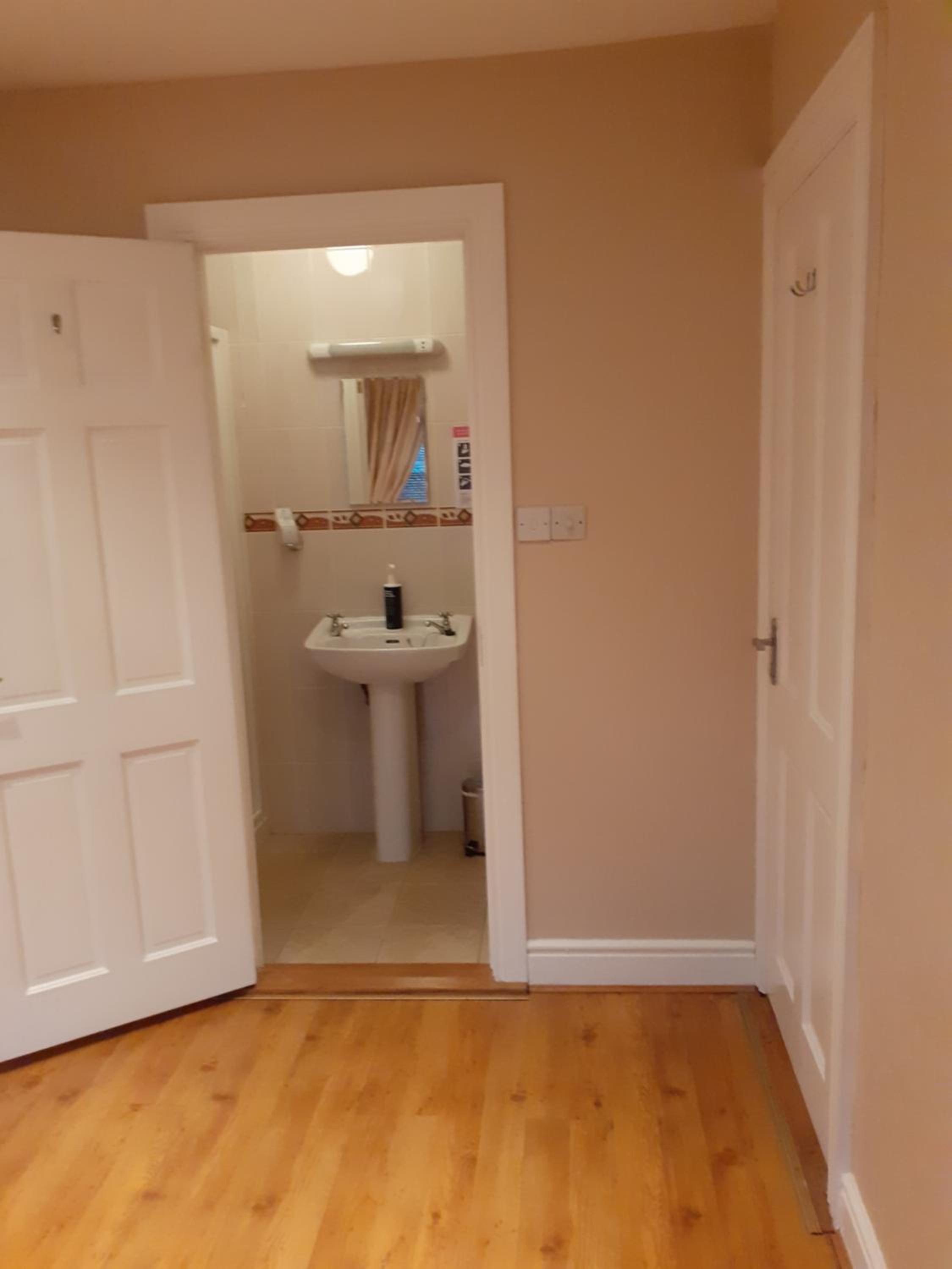 Double Room with Private Bathroom - Photo 2