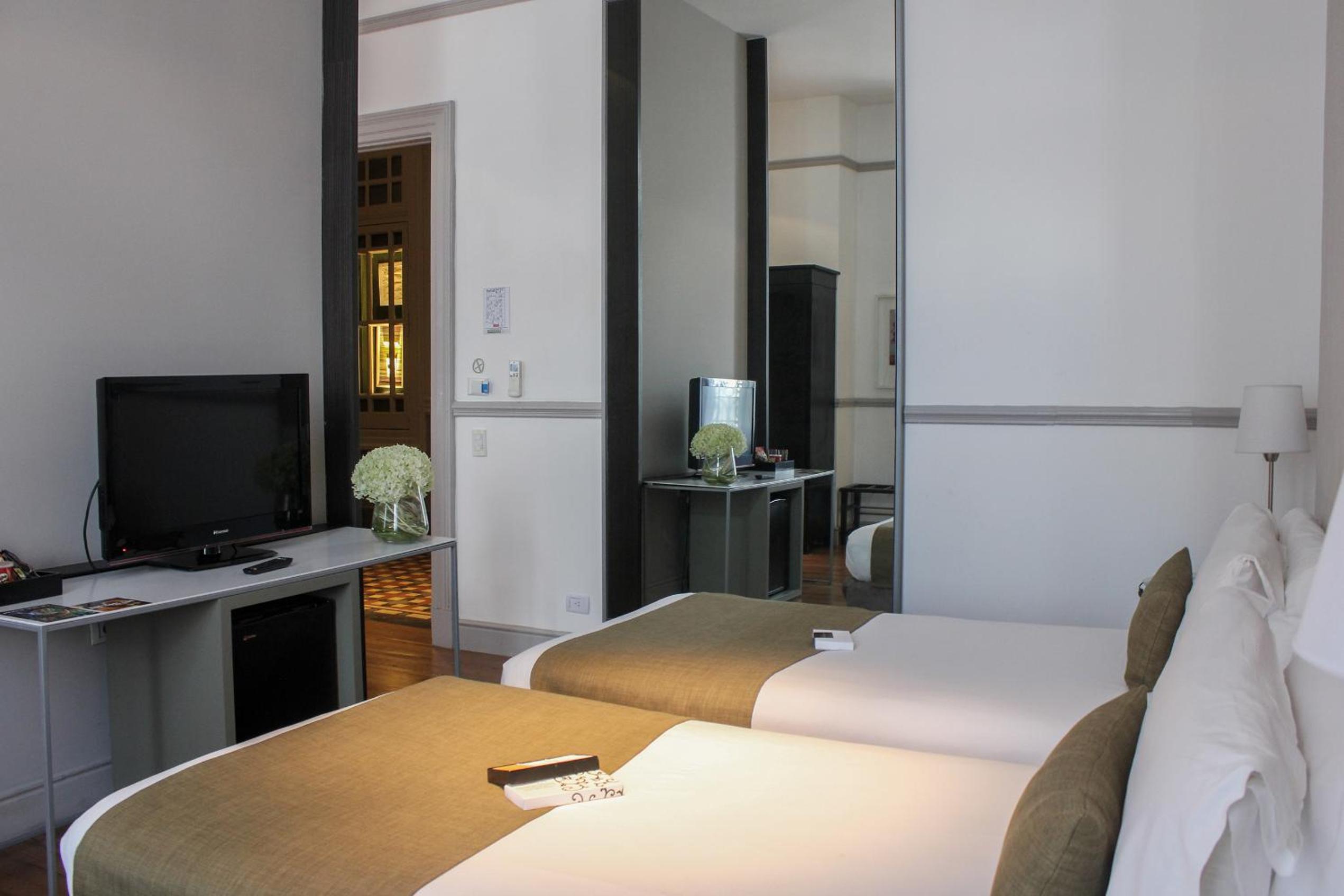 Superior Twin Room with Two Twin Beds - Non-Smoking thumbnail 5