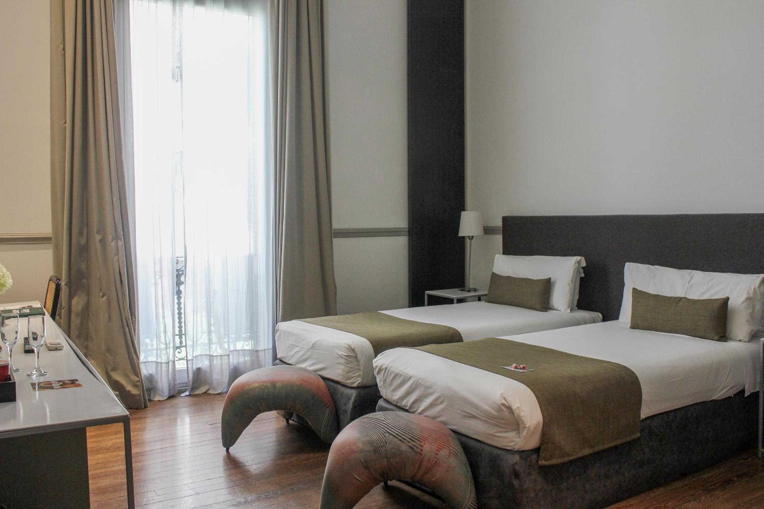 Superior Twin Room with Two Twin Beds - Non-Smoking thumbnail 6