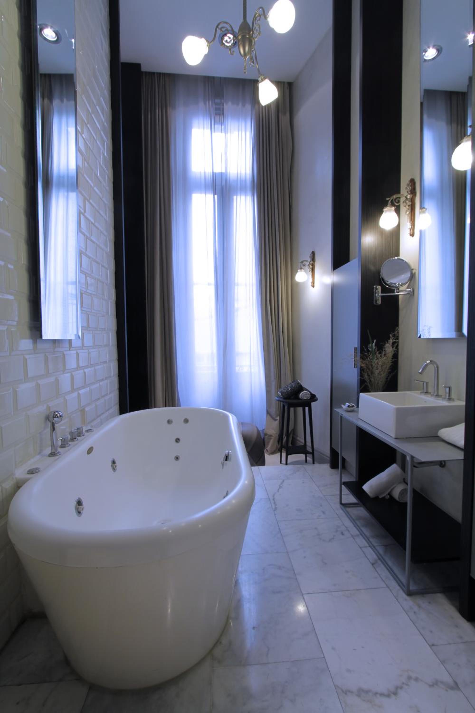 Three-Room Luxury King Suite - Non-Smoking thumbnail 5