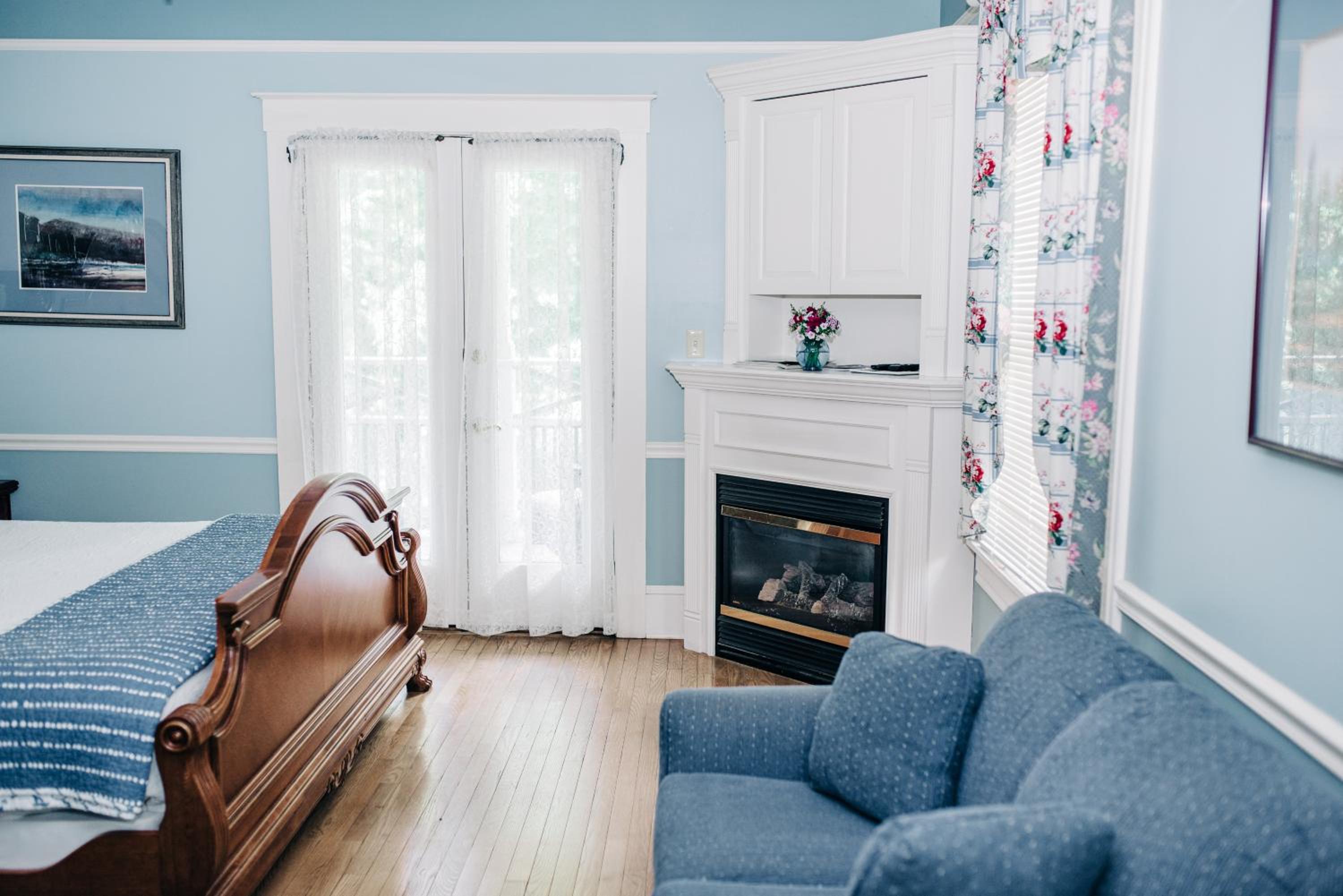 King Suite with Balcony - Photo 4