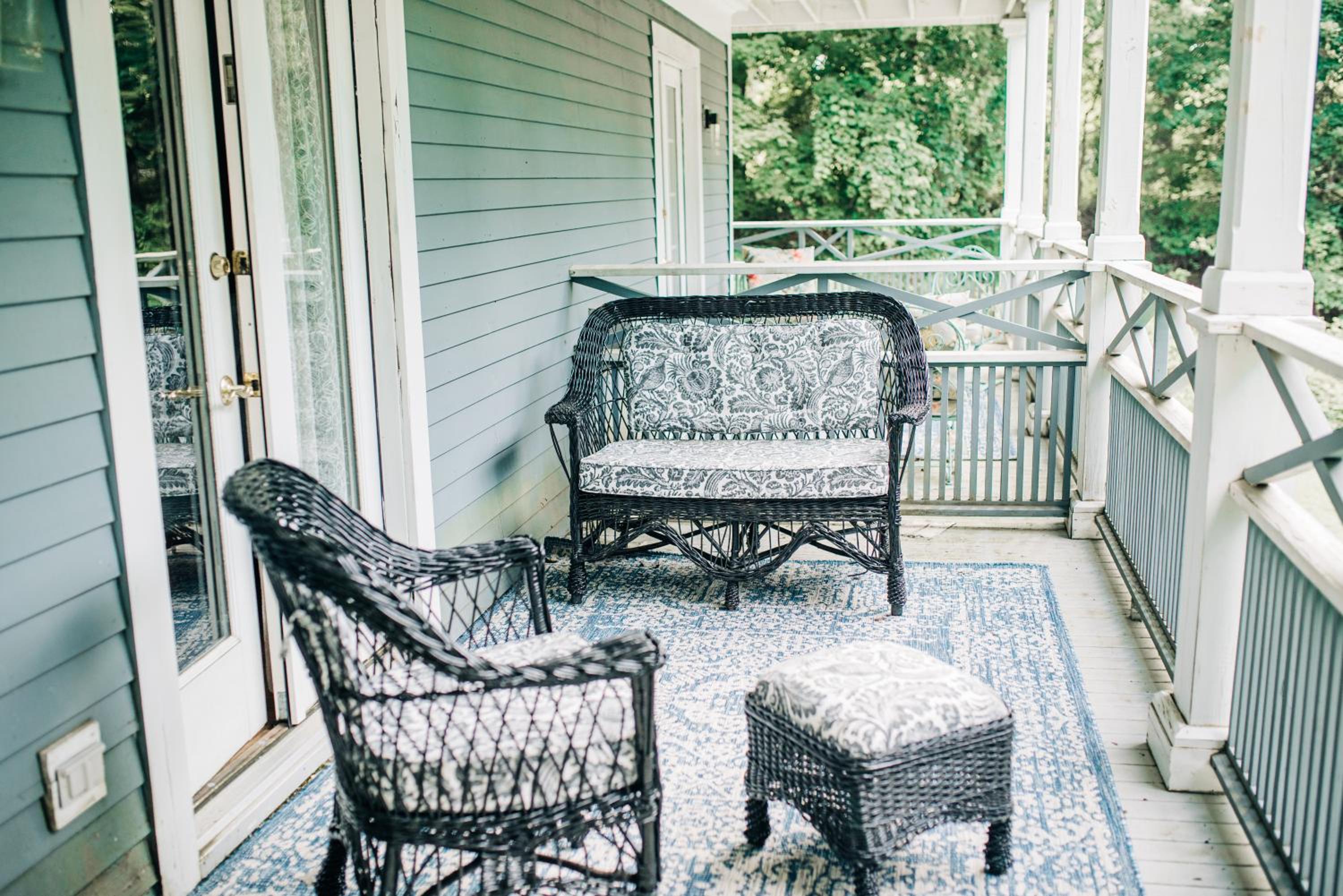 King Suite with Balcony - Photo 7