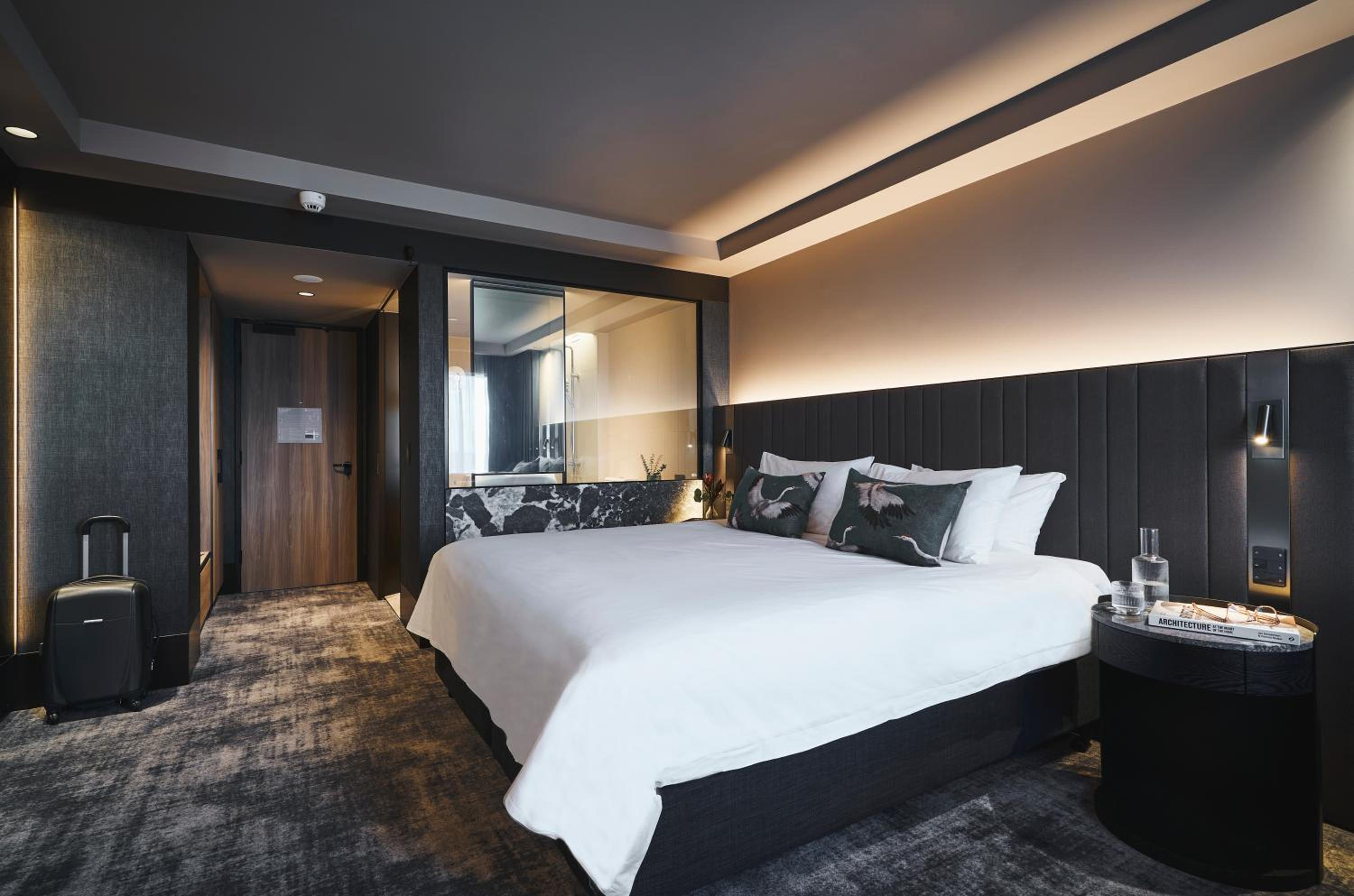 Premium Superior Room with One King or Two Single Beds,  High Floor With Views - Photo 5