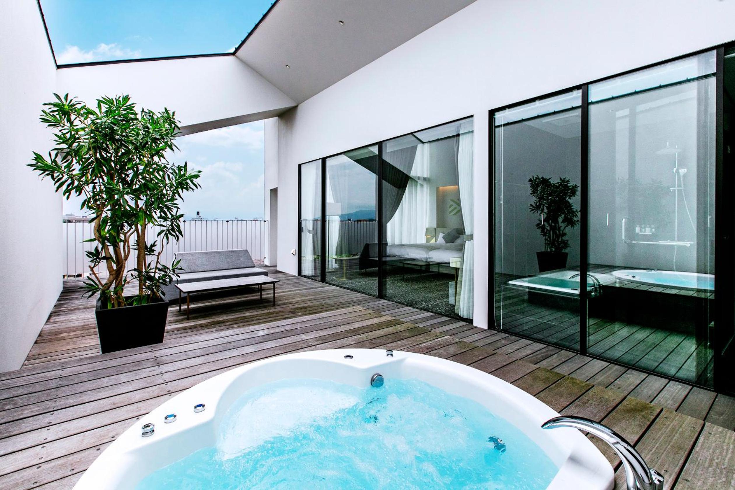Deluxe Twin with Terrace and Private Outdoor Jacuzzi(Club Lounge Access Included) - Photo 21