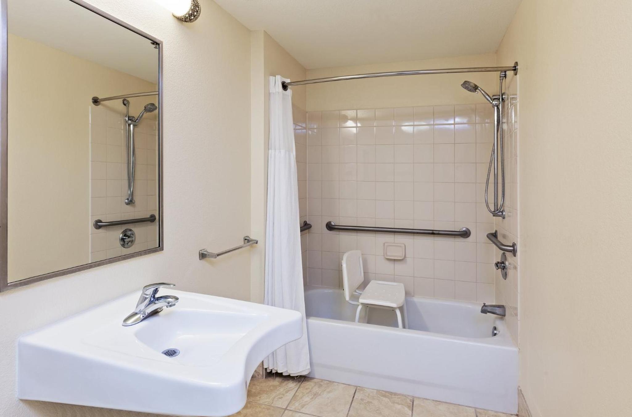 One-Bedroom Queen Suite with Accessible Tub - Photo 4