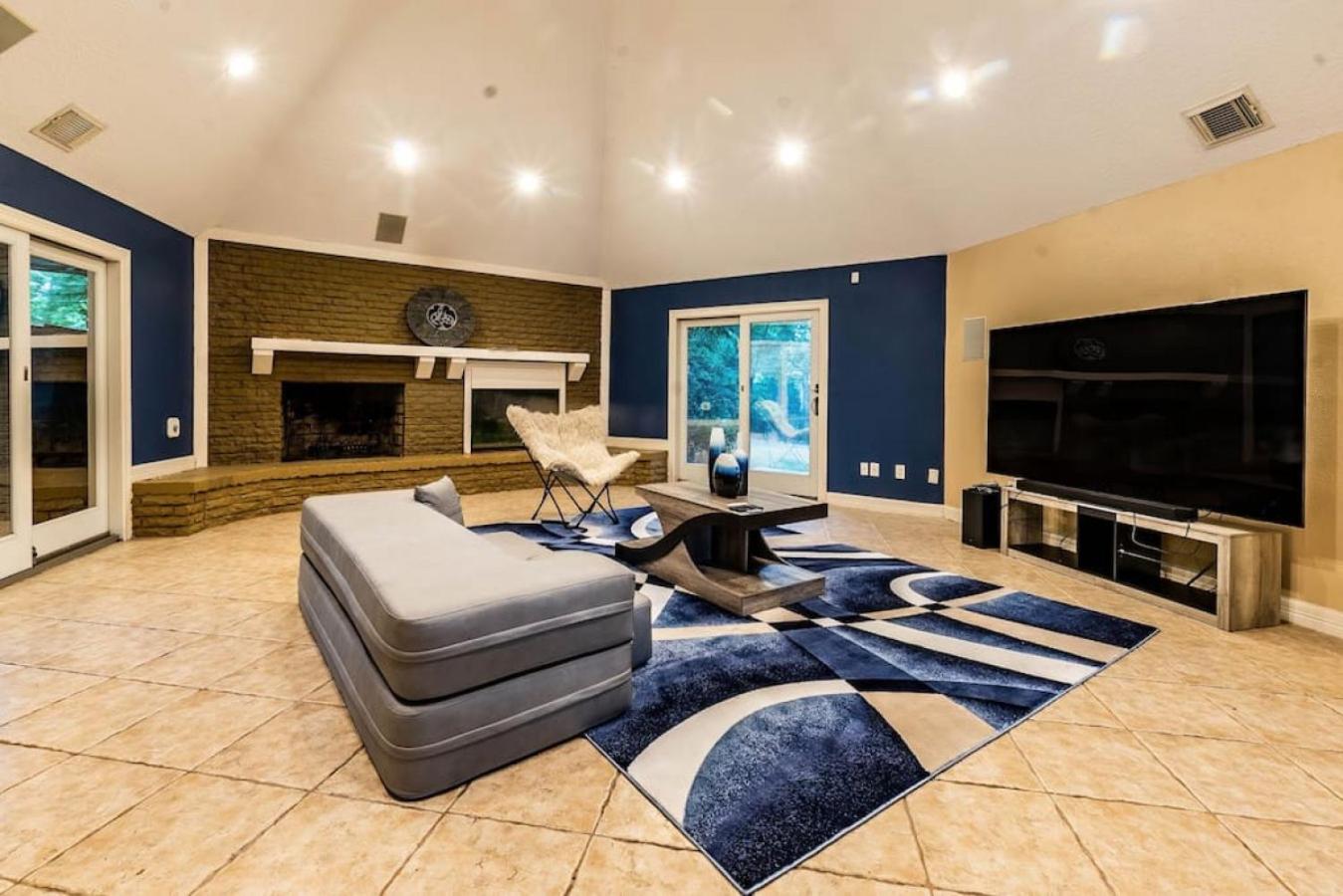 Six-Bedroom House - Photo 1