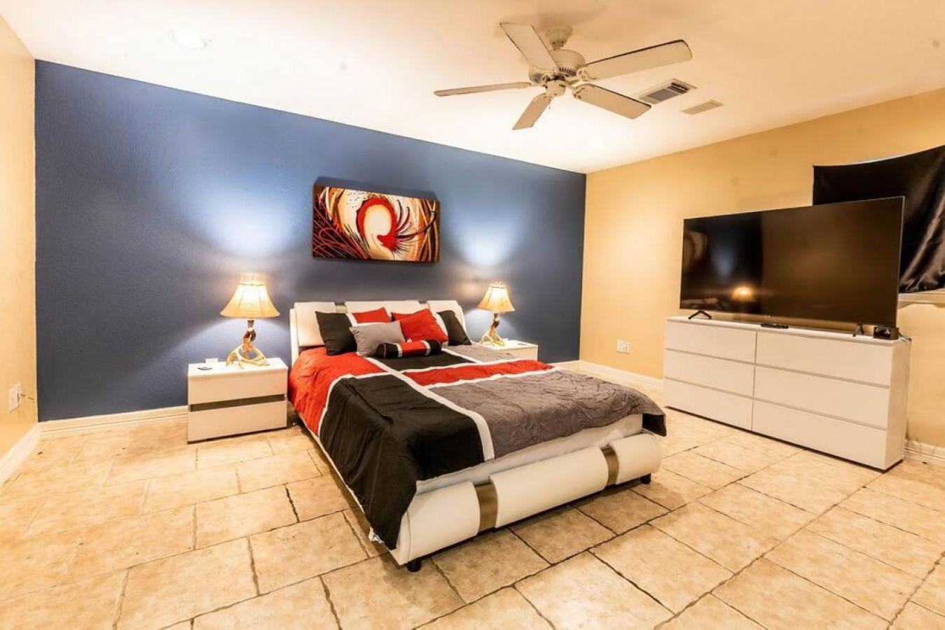 Six-Bedroom House - Photo 22
