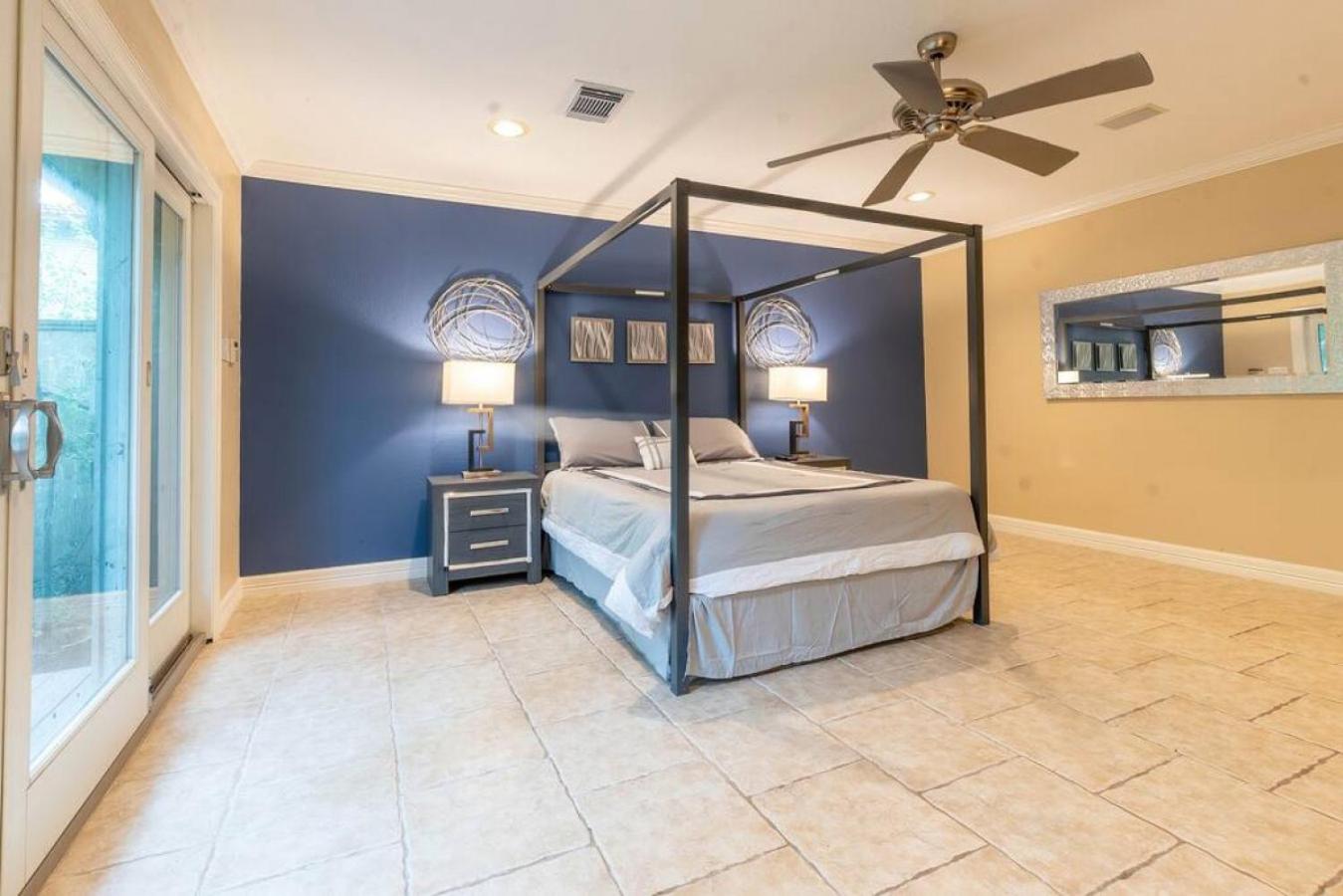 Six-Bedroom House - Photo 23
