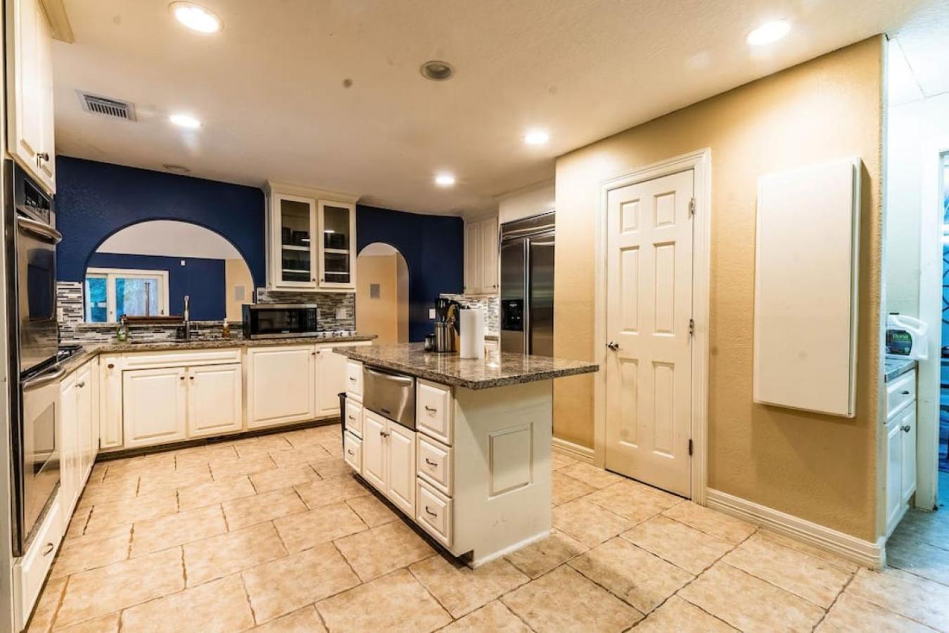 Six-Bedroom House - Photo 25
