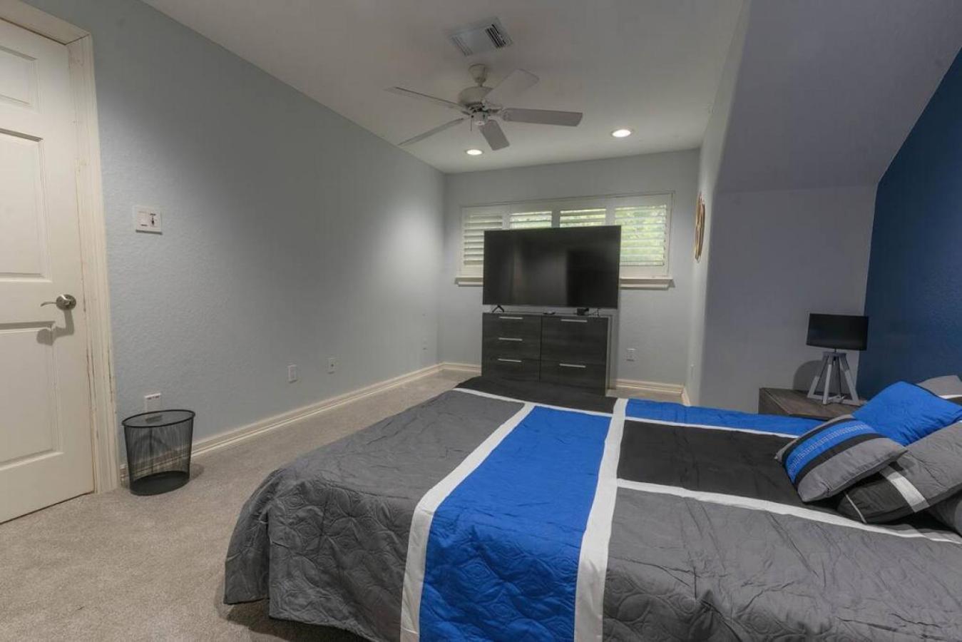 Six-Bedroom House - Photo 27