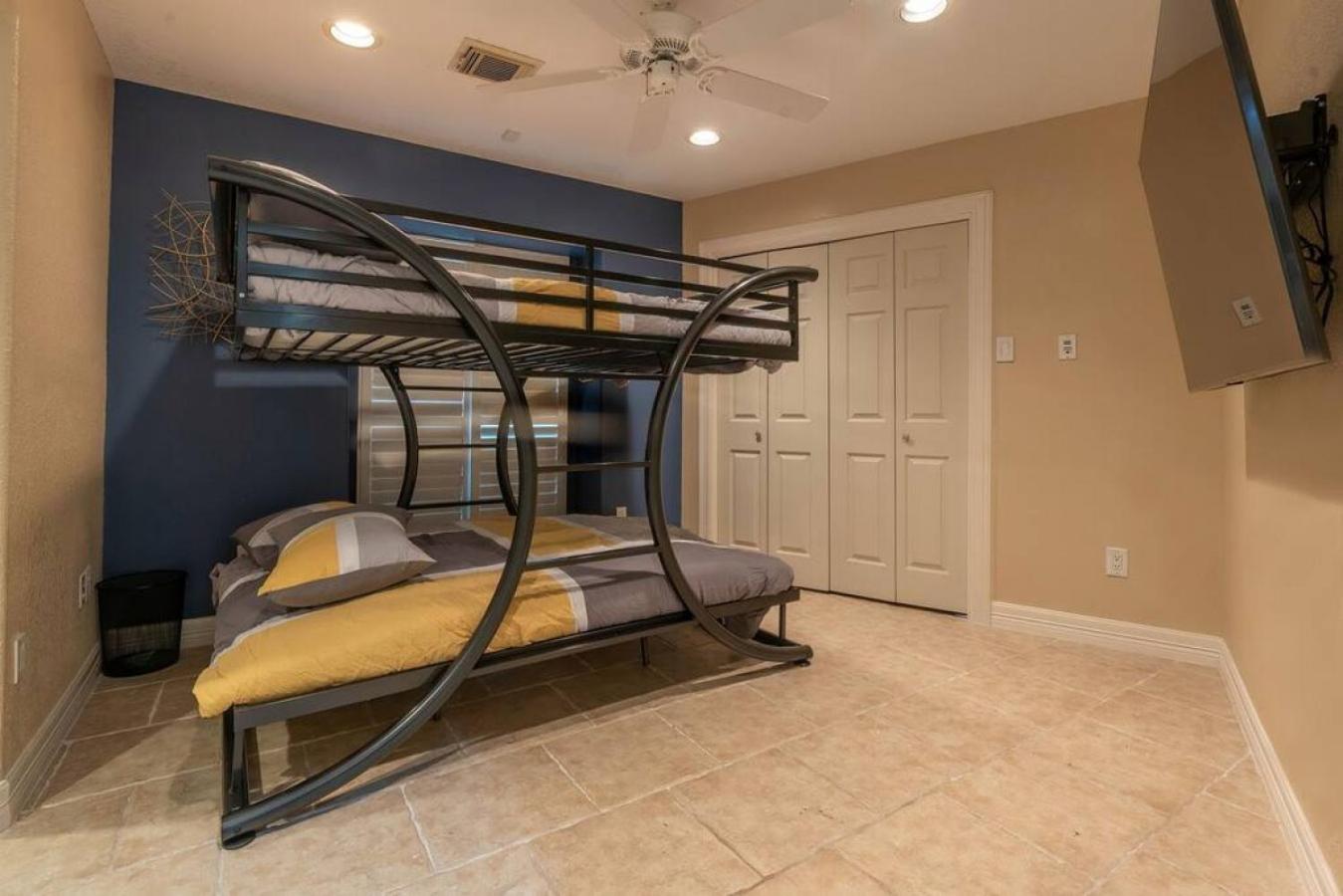Six-Bedroom House - Photo 12