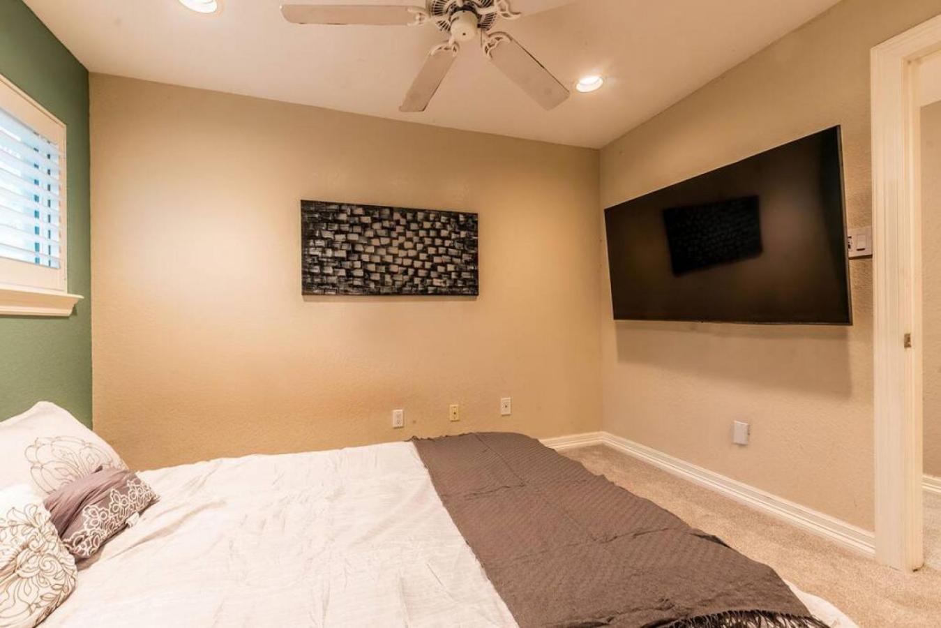 Six-Bedroom House - Photo 11