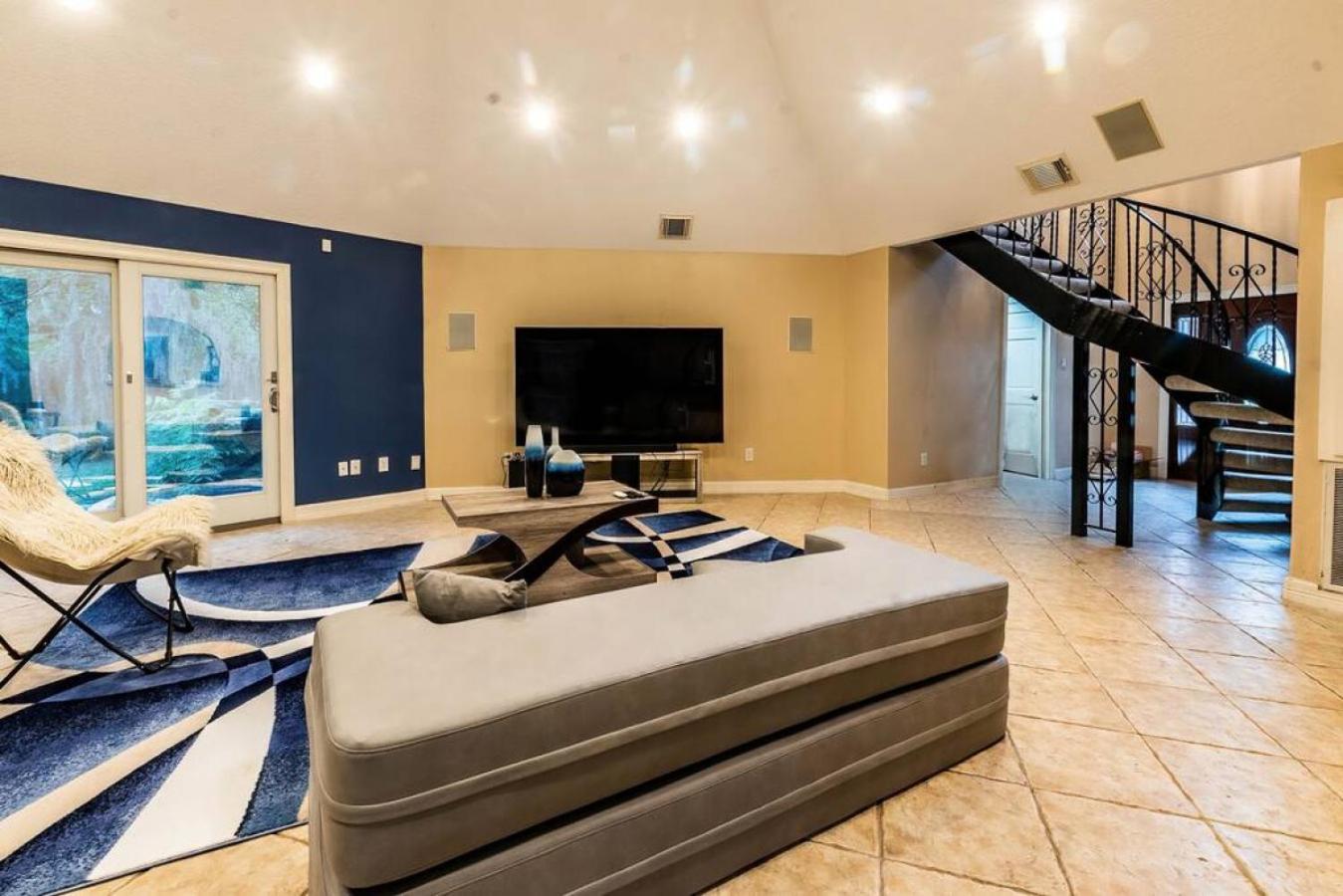 Six-Bedroom House - Photo 6