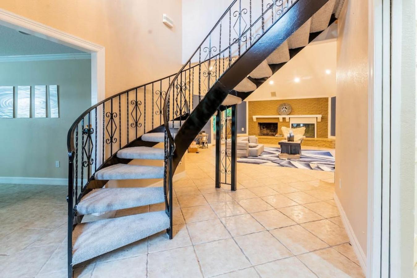 Six-Bedroom House - Photo 29