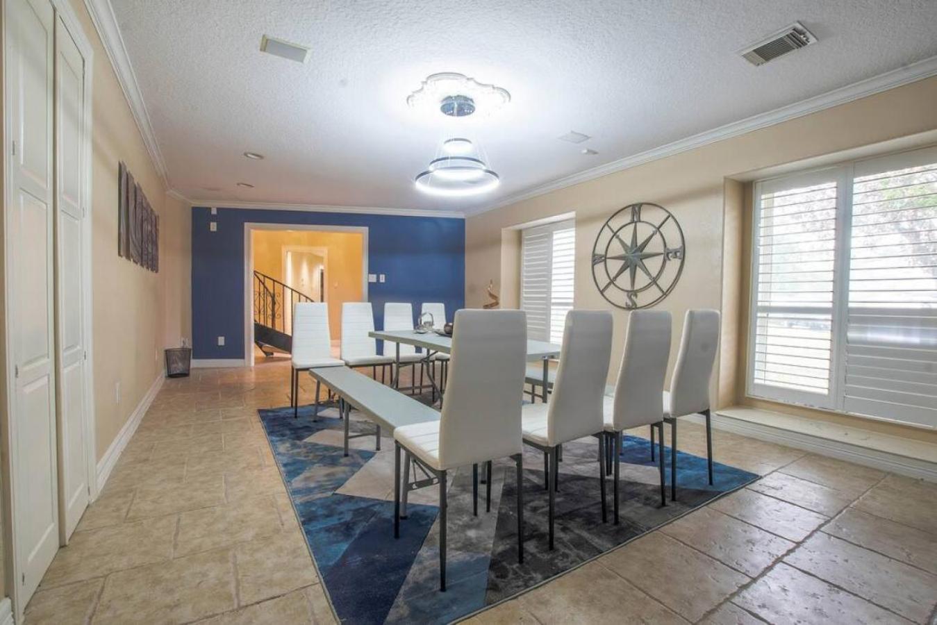 Six-Bedroom House - Photo 20