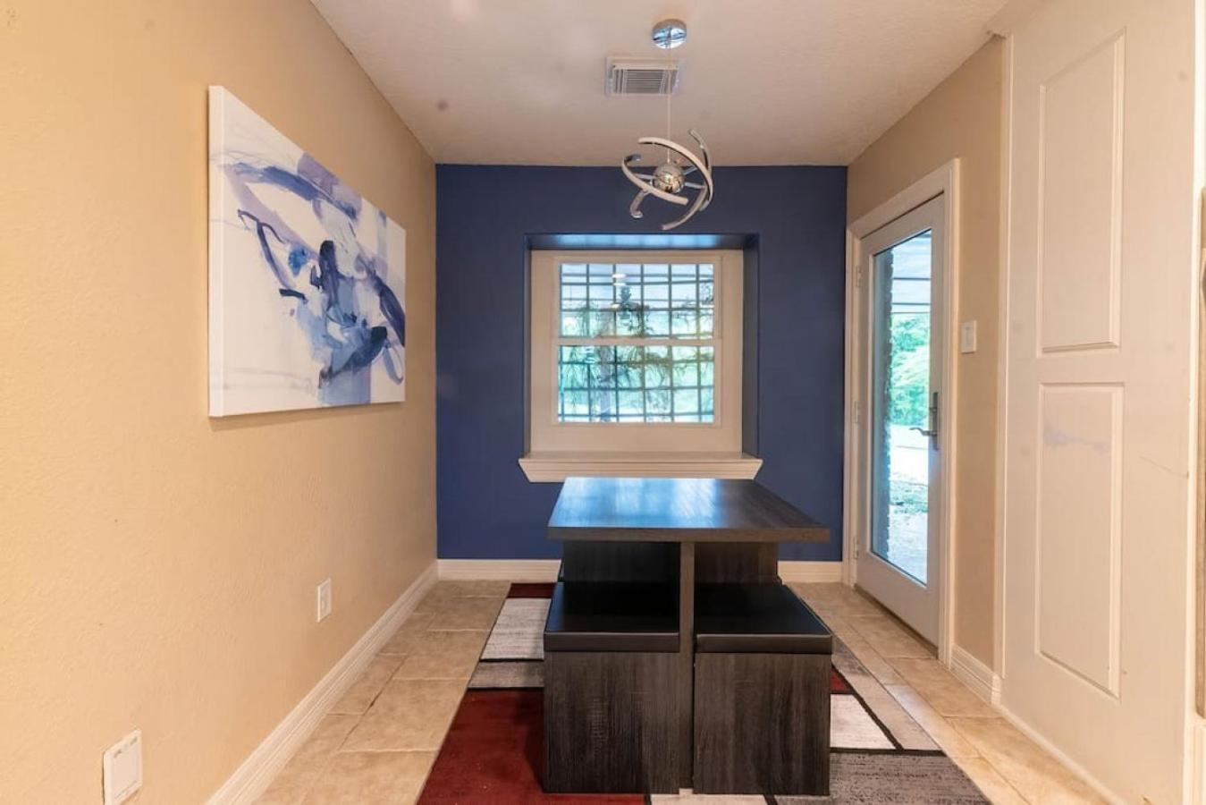 Six-Bedroom House - Photo 4