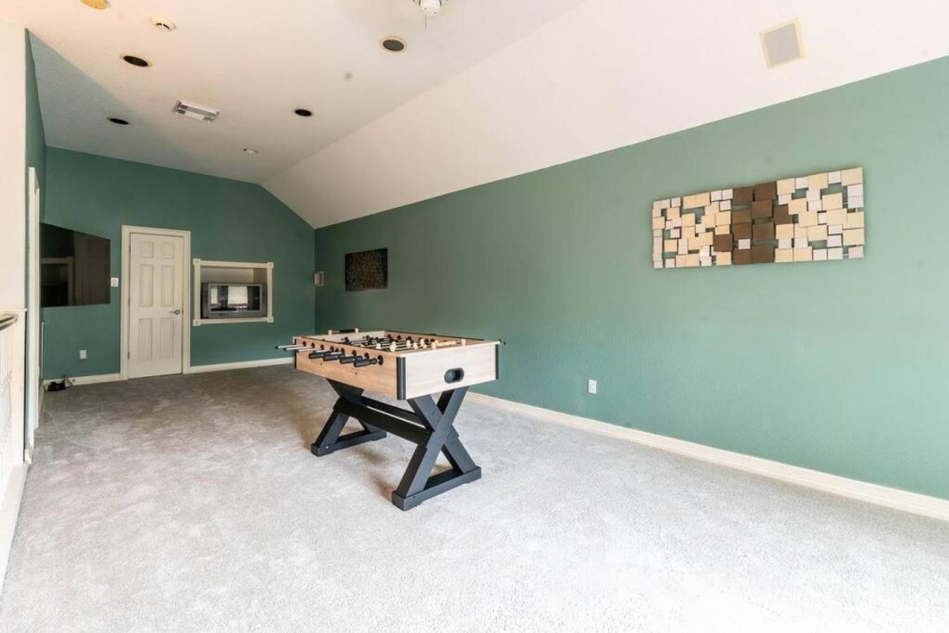 Six-Bedroom House - Photo 14