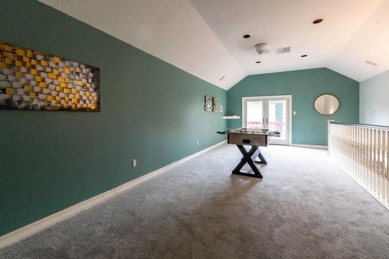 Six-Bedroom House - Photo 7