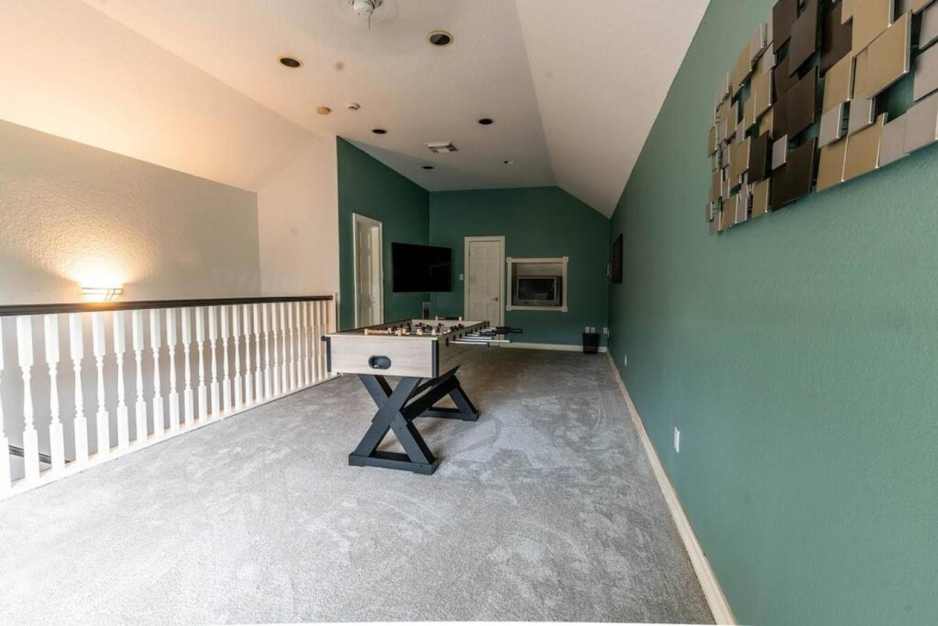Six-Bedroom House - Photo 9
