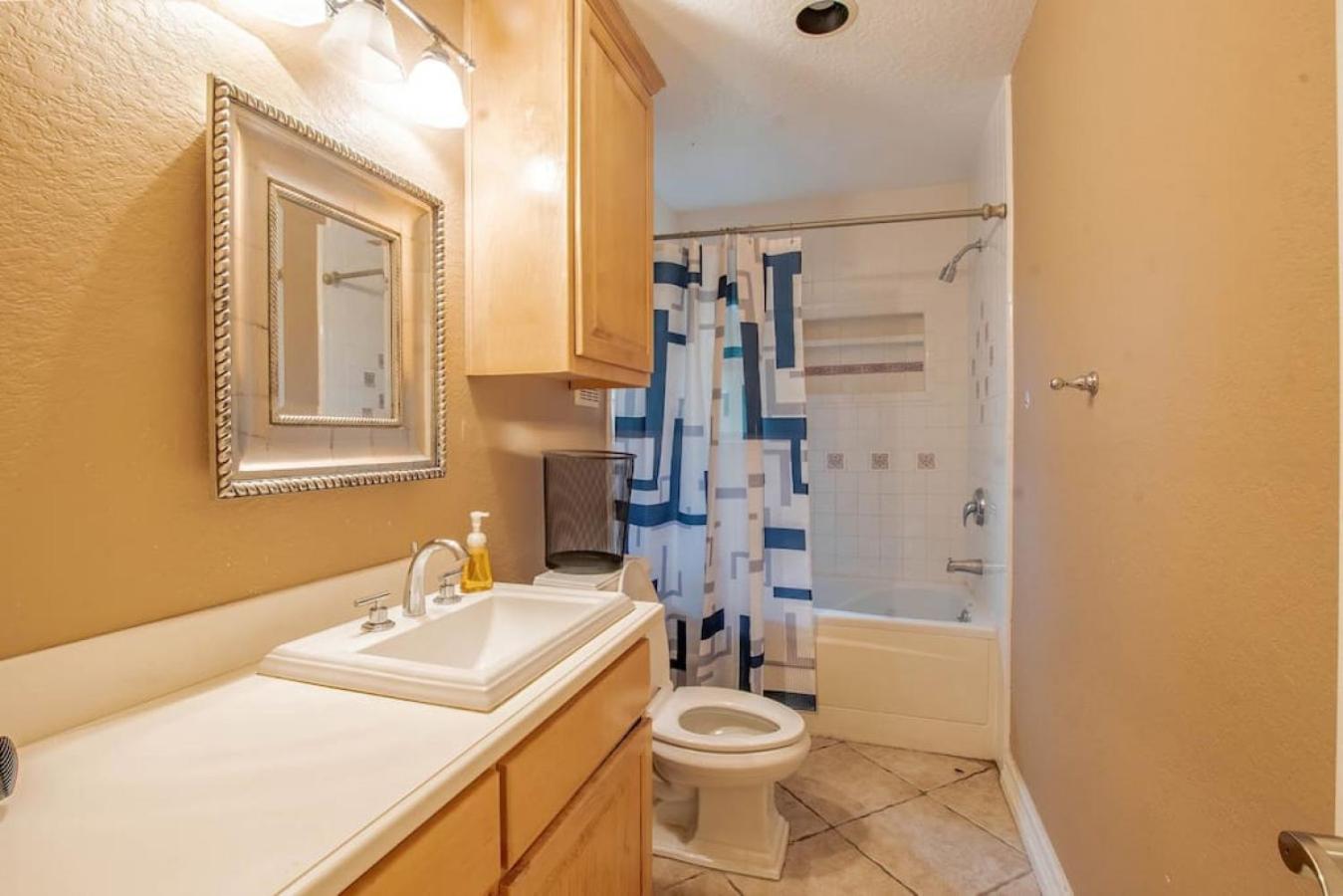 Six-Bedroom House - Photo 16