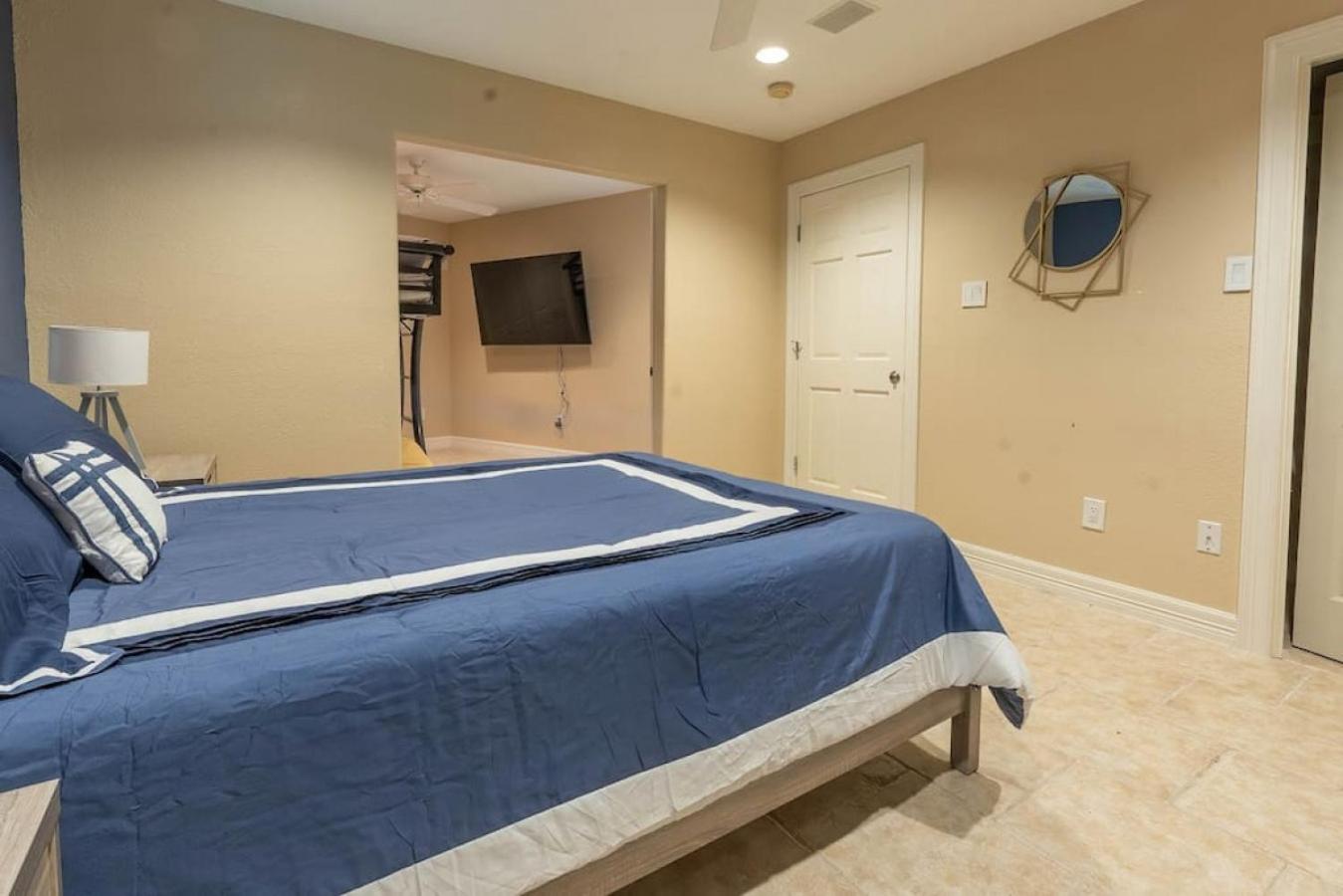 Six-Bedroom House - Photo 5
