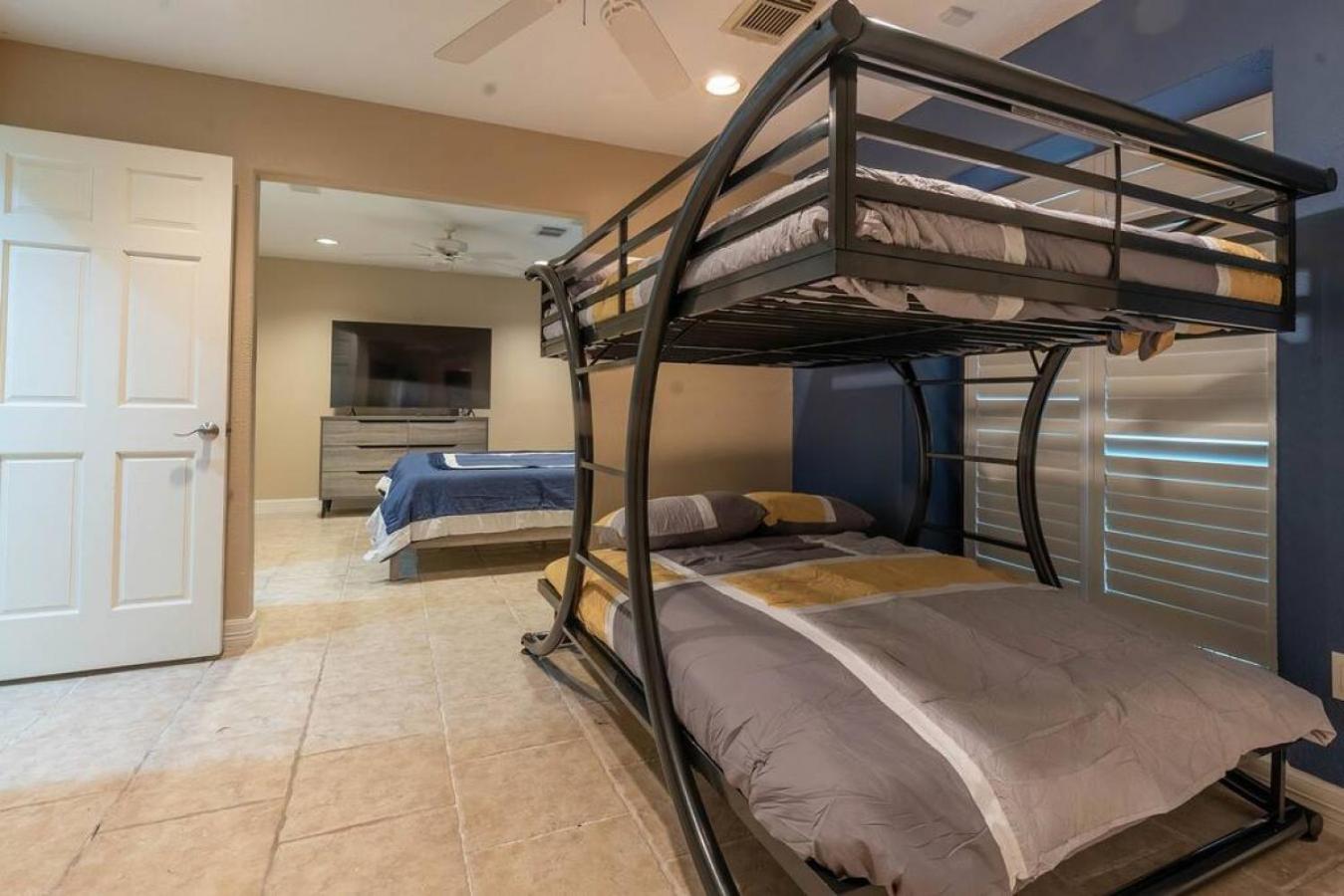 Six-Bedroom House - Photo 24
