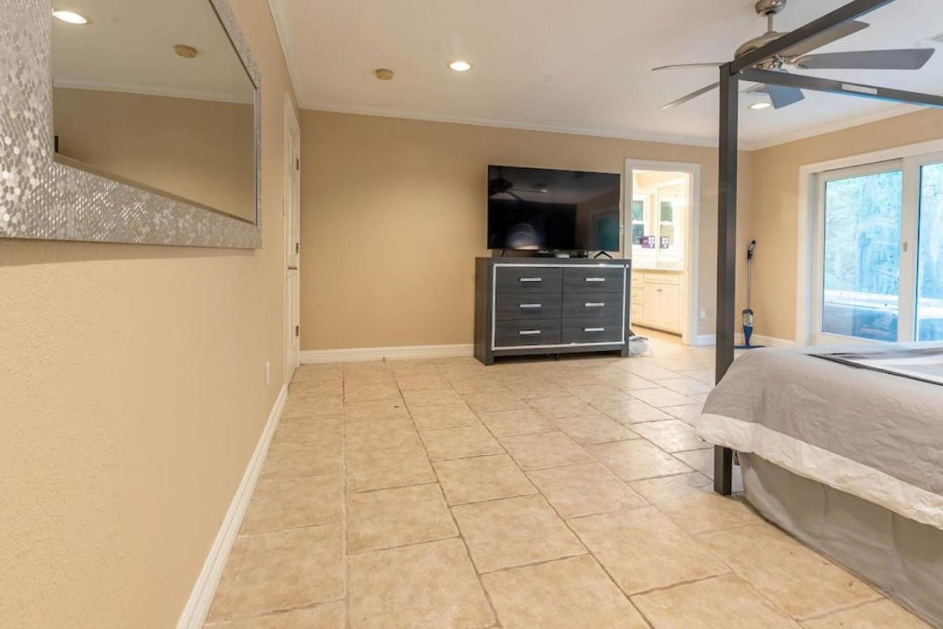 Six-Bedroom House - Photo 31