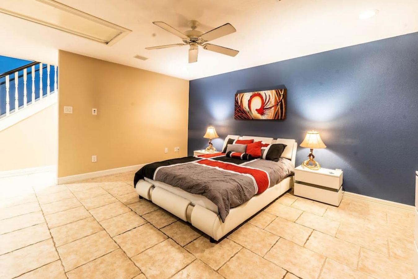 Six-Bedroom House - Photo 8