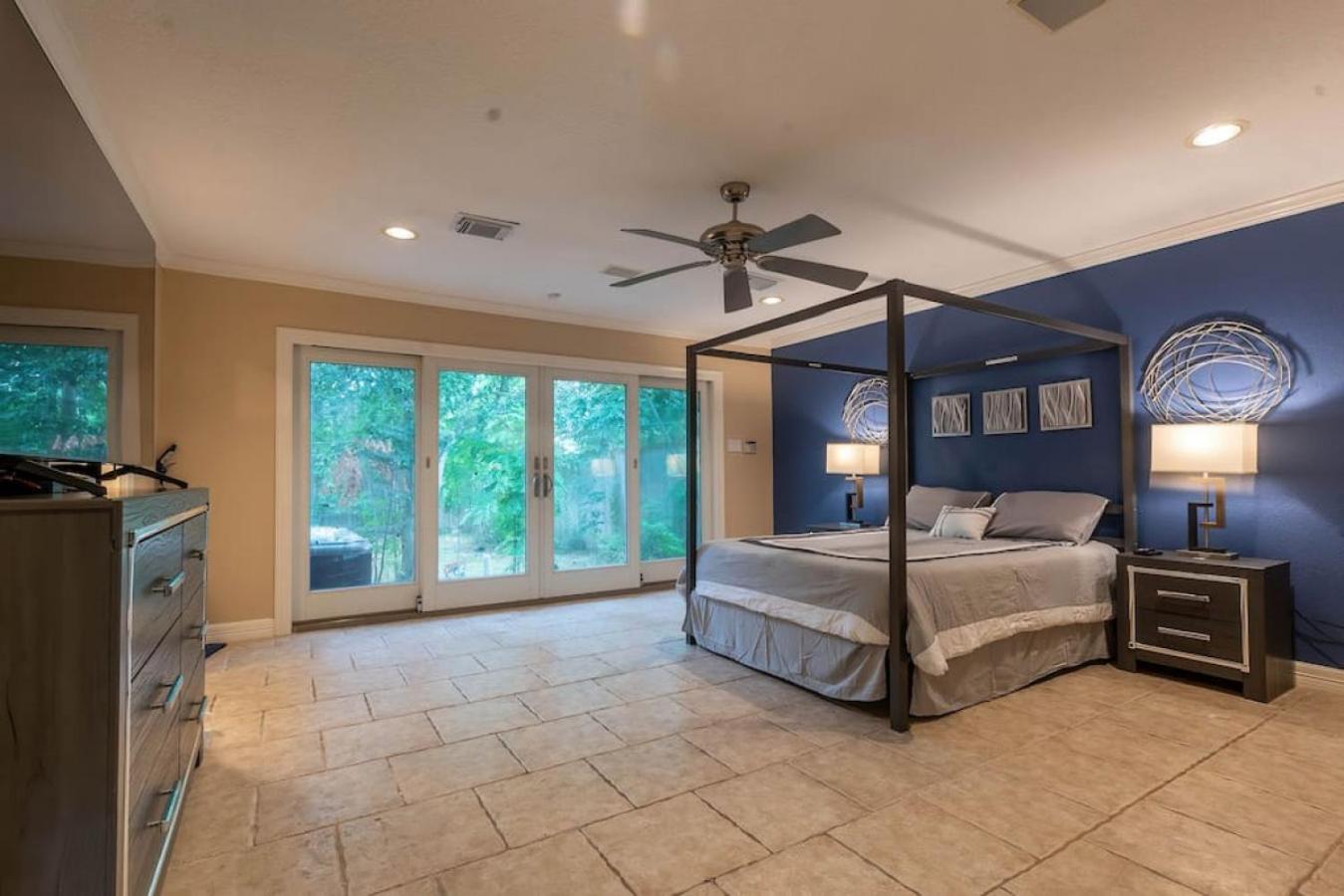Six-Bedroom House - Photo 19