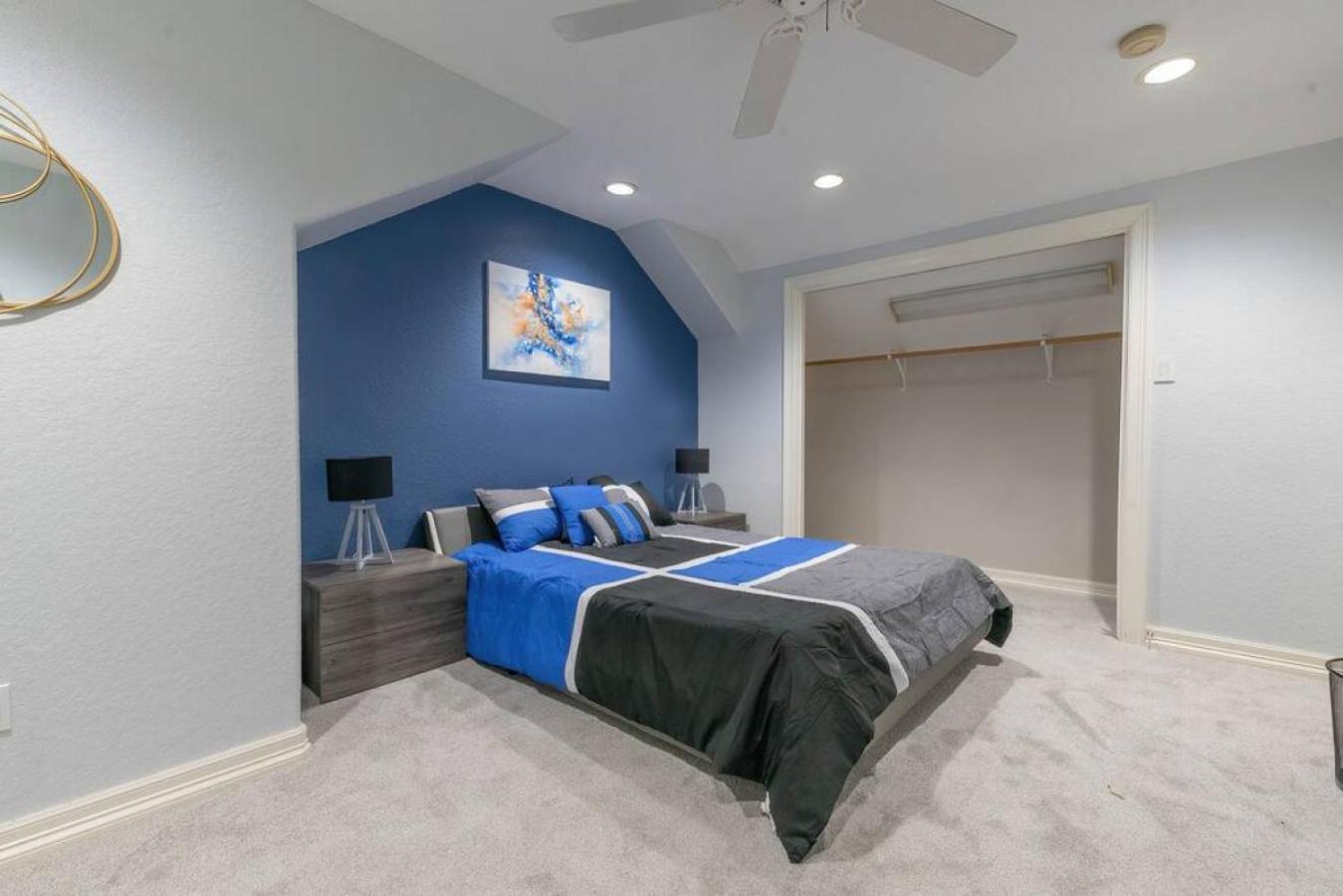Six-Bedroom House - Photo 21