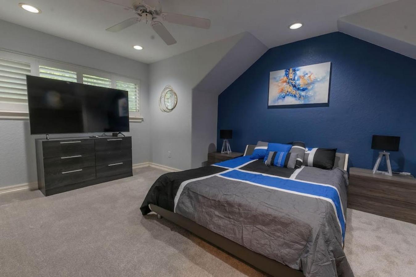 Six-Bedroom House - Photo 30