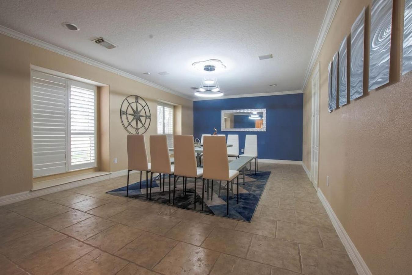 Six-Bedroom House - Photo 3