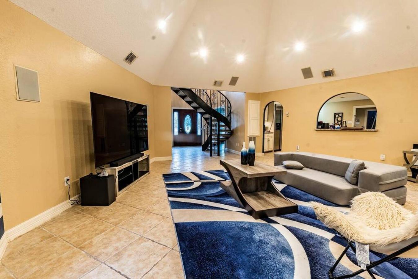 Six-Bedroom House - Photo 17