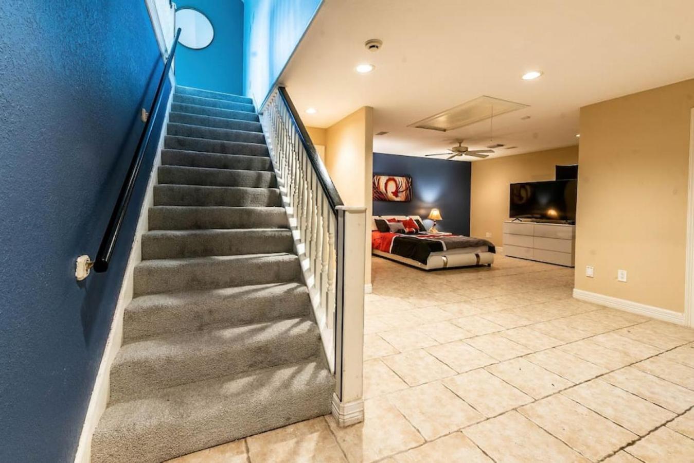Six-Bedroom House - Photo 2