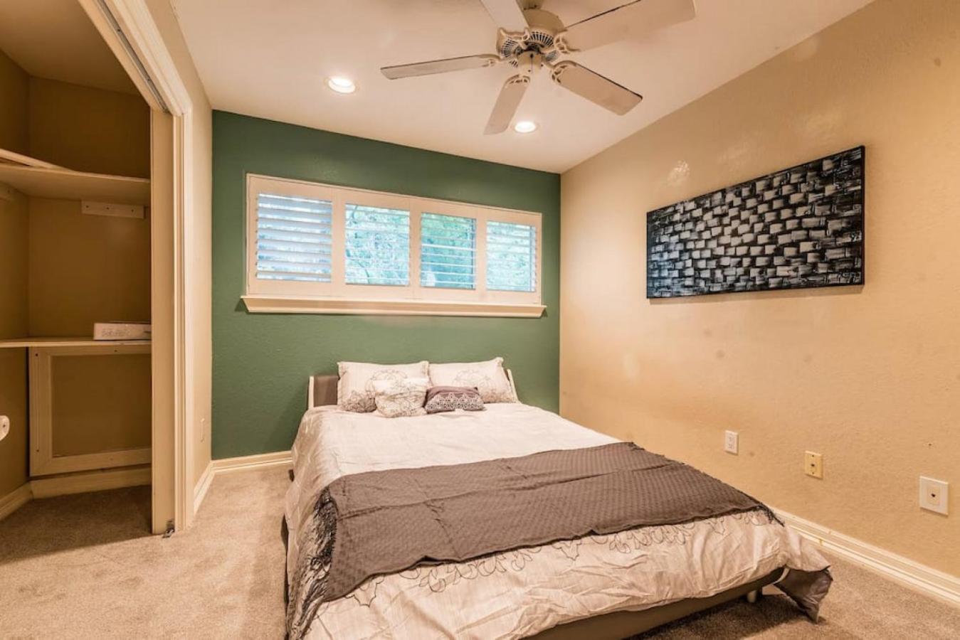 Six-Bedroom House - Photo 13