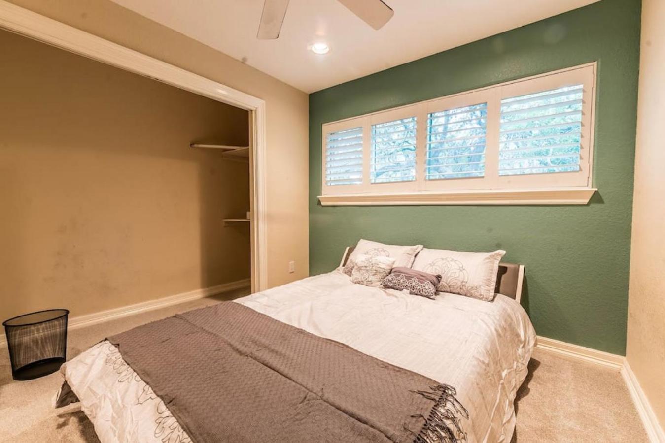 Six-Bedroom House - Photo 10