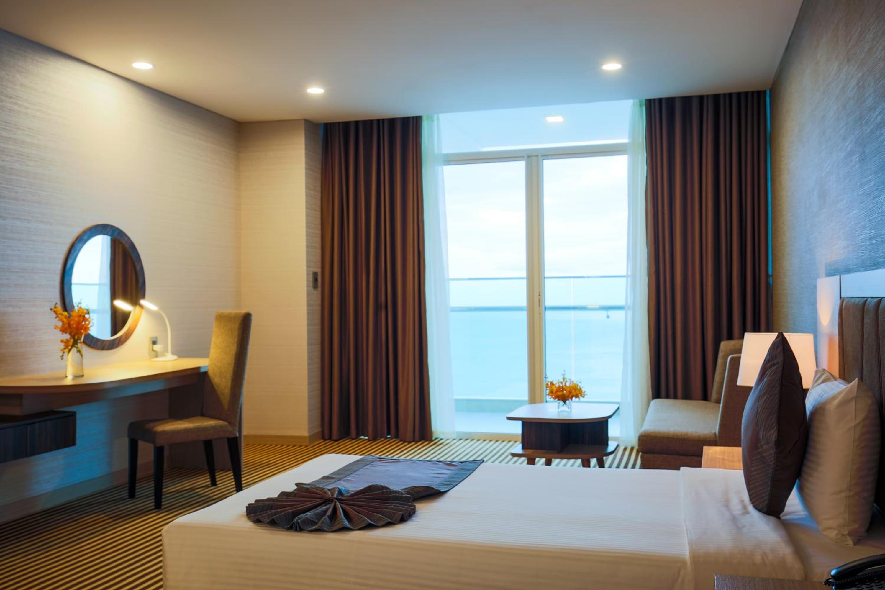 Deluxe Triple Room with Sea View thumbnail 5