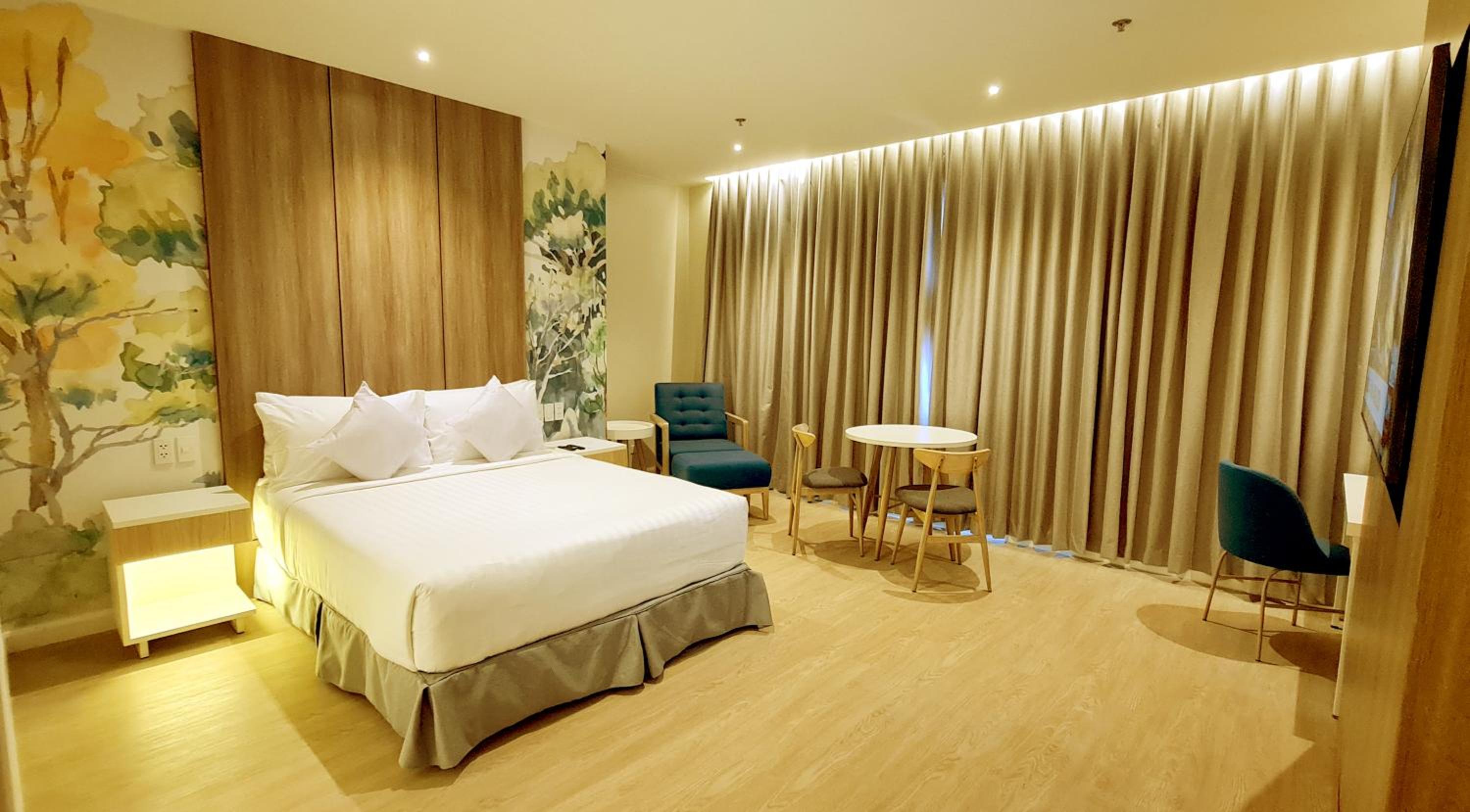 Executive Suite - Photo 2