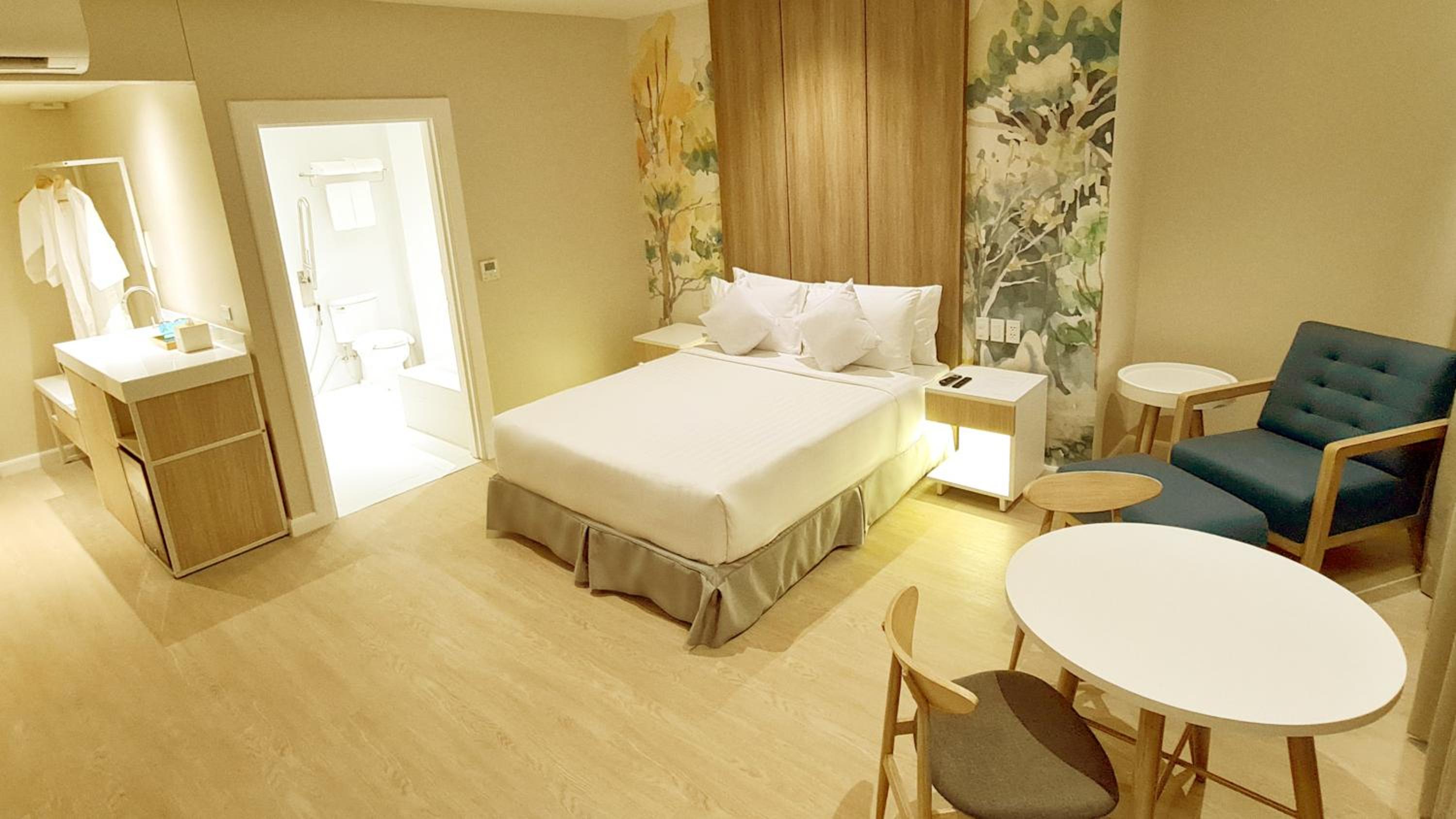 Executive Suite - Photo 7