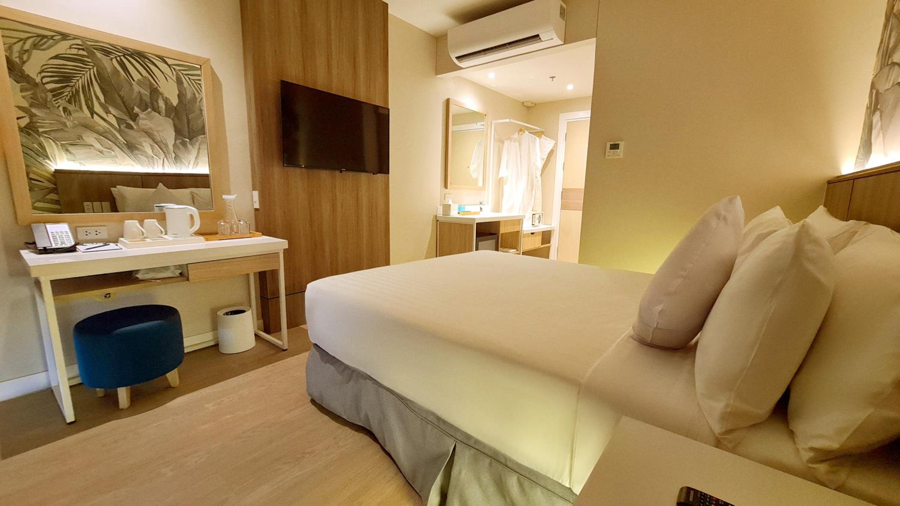 Deluxe Queen Room - Photo 3